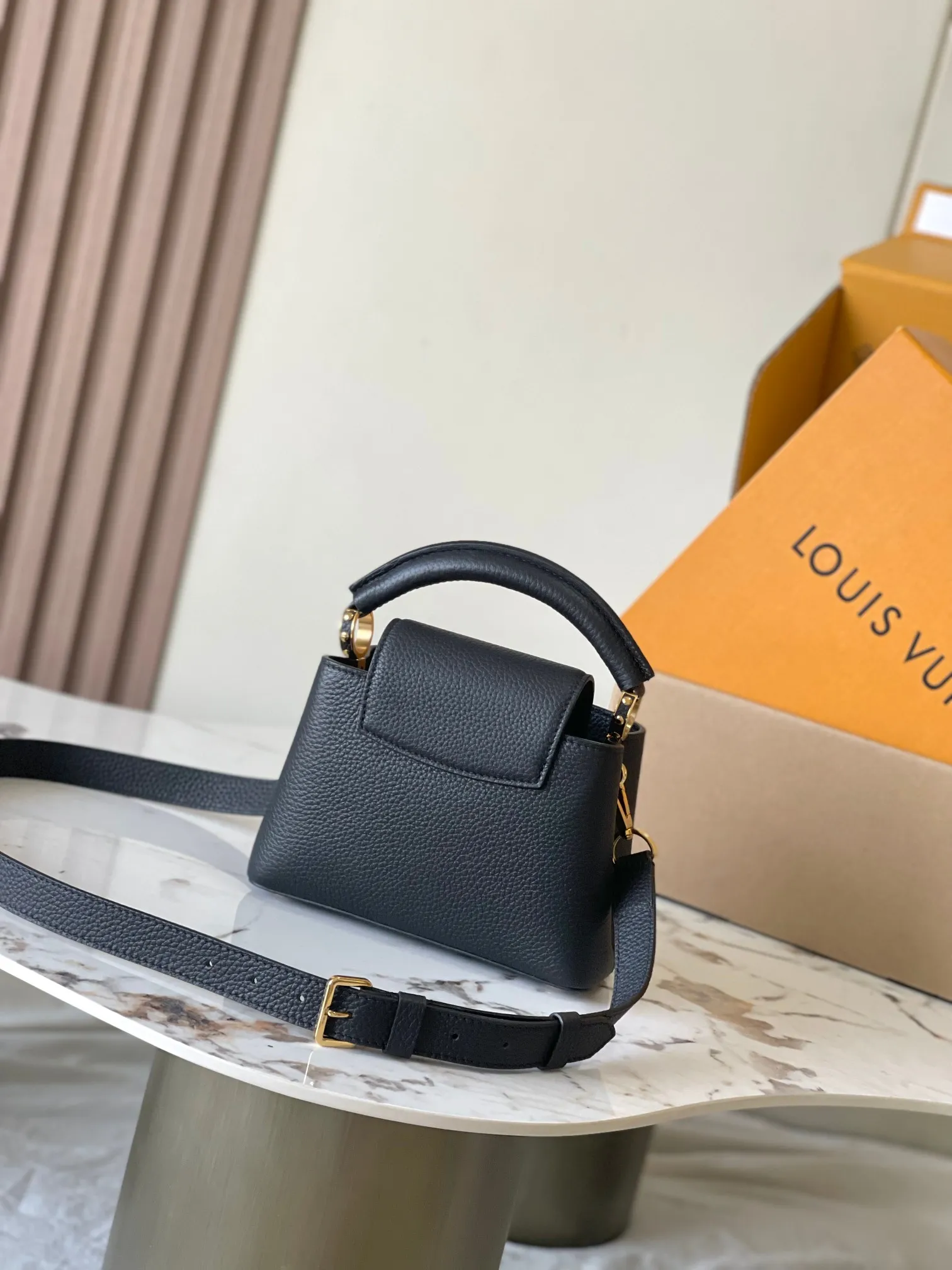 p3400 [Special grade MB chip version original leather] Capucines mini black gold Model: M24729 black dynamic chip version Material: A-grade all-steel hardware, imported original fabric Packaging: full set of original duty-free MB packaging Size: 21*14*8CM