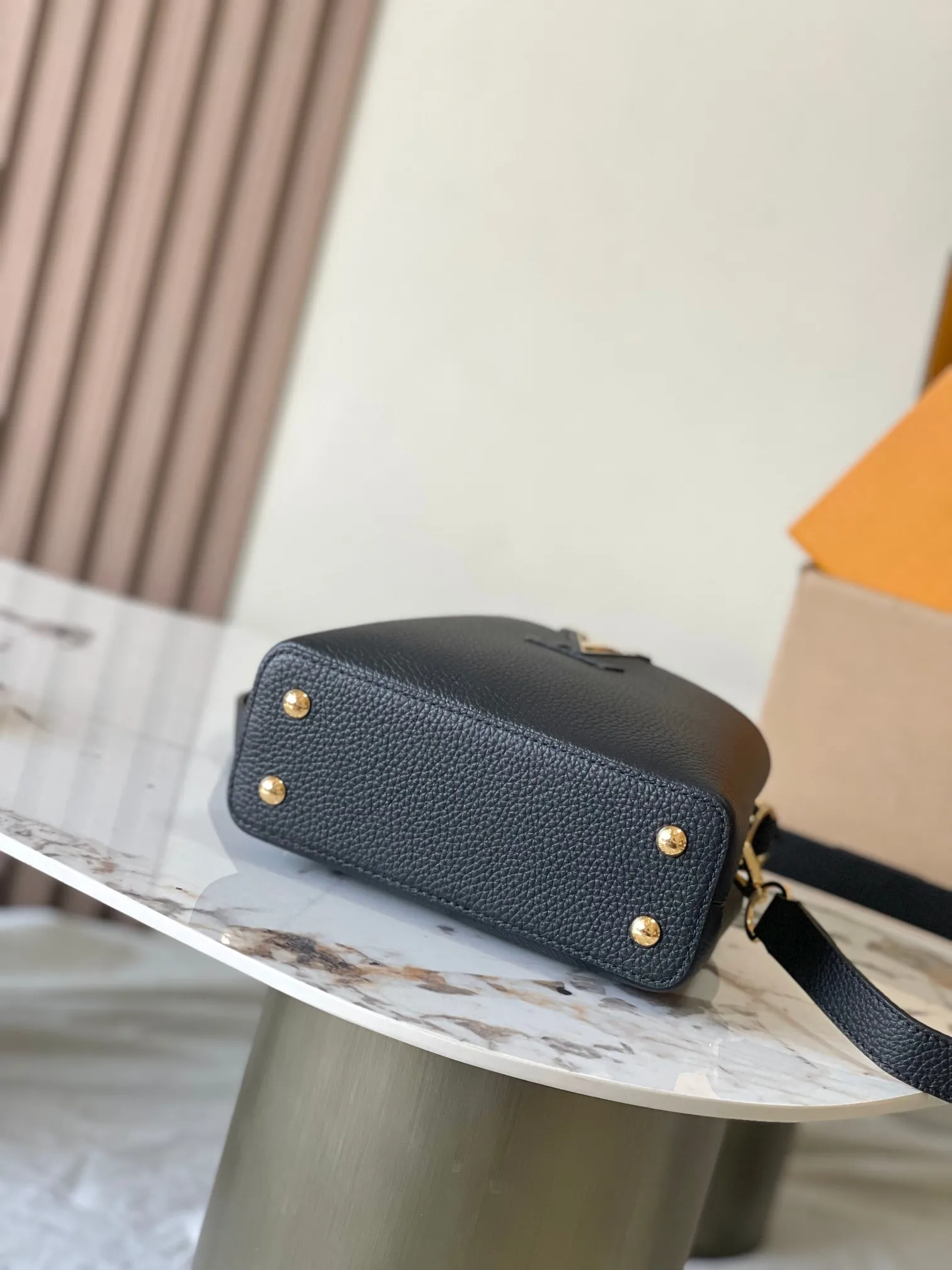 p3400 [Special grade MB chip version original leather] Capucines mini black gold Model: M24729 black dynamic chip version Material: A-grade all-steel hardware, imported original fabric Packaging: full set of original duty-free MB packaging Size: 21*14*8CM
