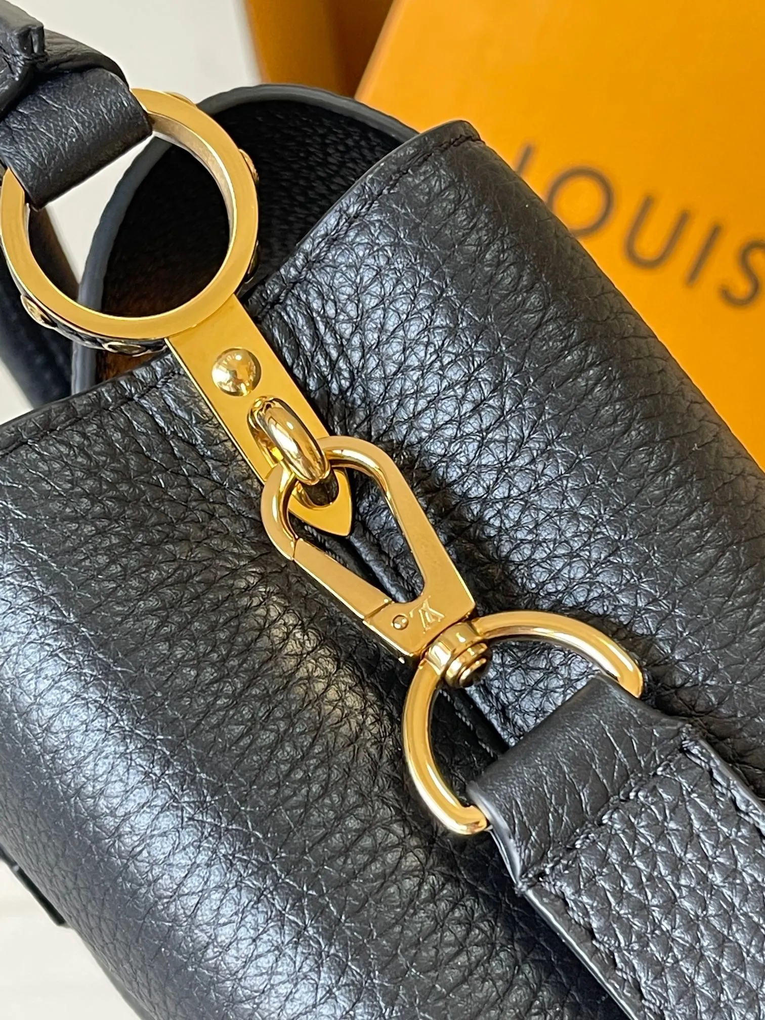 p3400 [Special grade MB chip version original leather] Capucines mini black gold Model: M24729 black dynamic chip version Material: A-grade all-steel hardware, imported original fabric Packaging: full set of original duty-free MB packaging Size: 21*14*8CM