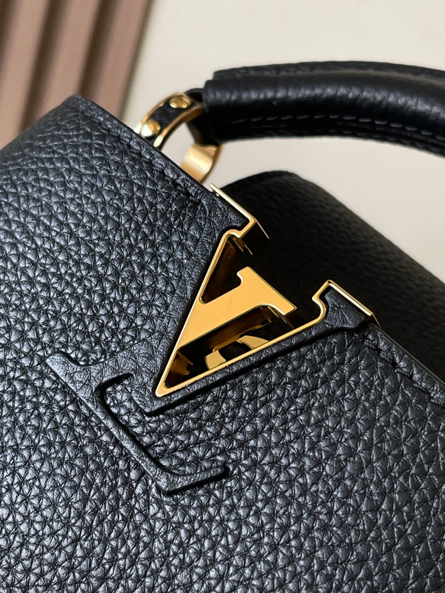 p3400 [Special grade MB chip version original leather] Capucines mini black gold Model: M24729 black dynamic chip version Material: A-grade all-steel hardware, imported original fabric Packaging: full set of original duty-free MB packaging Size: 21*14*8CM