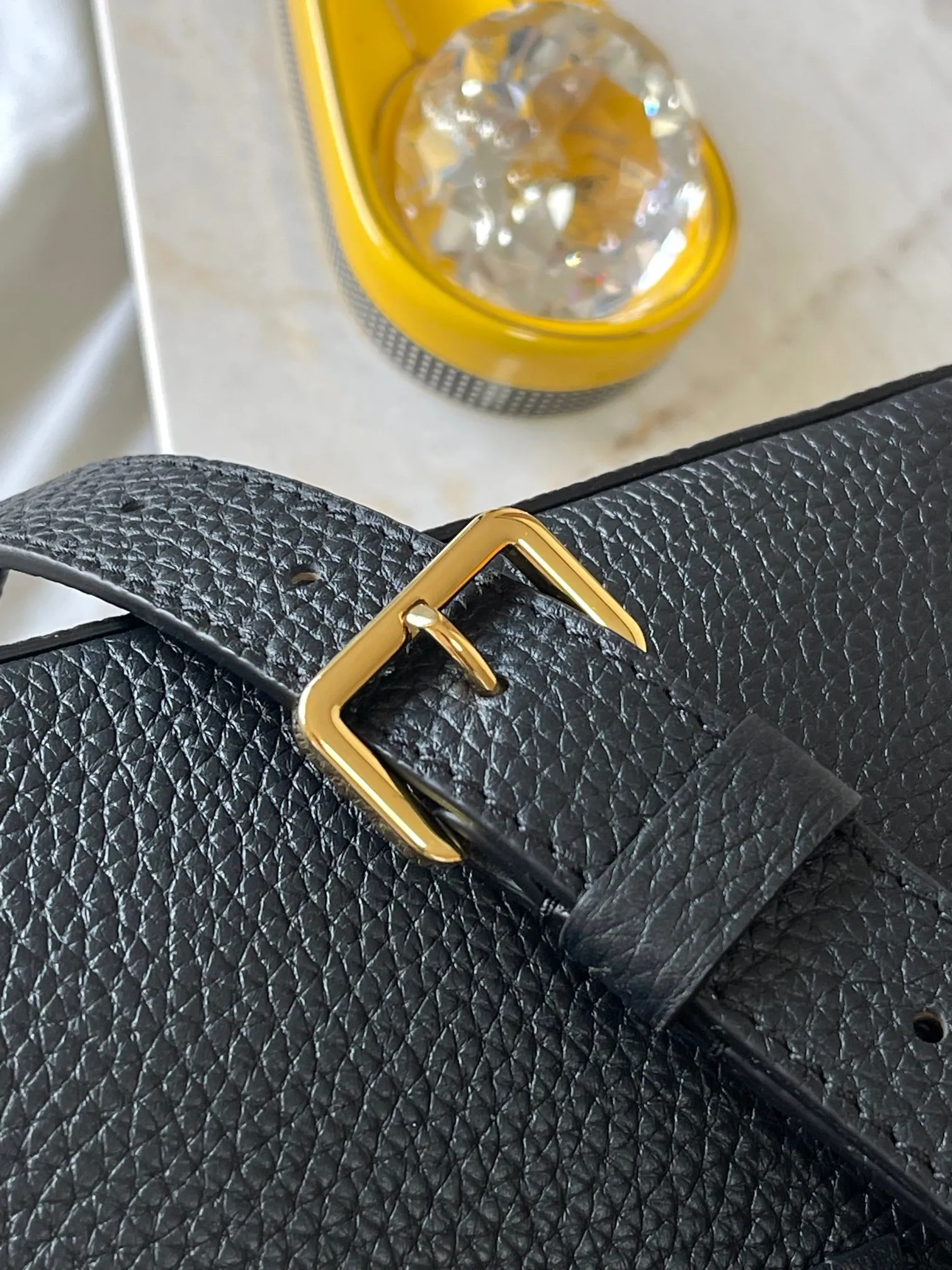 p3400 [Special grade MB chip version original leather] Capucines mini black gold Model: M24729 black dynamic chip version Material: A-grade all-steel hardware, imported original fabric Packaging: full set of original duty-free MB packaging Size: 21*14*8CM