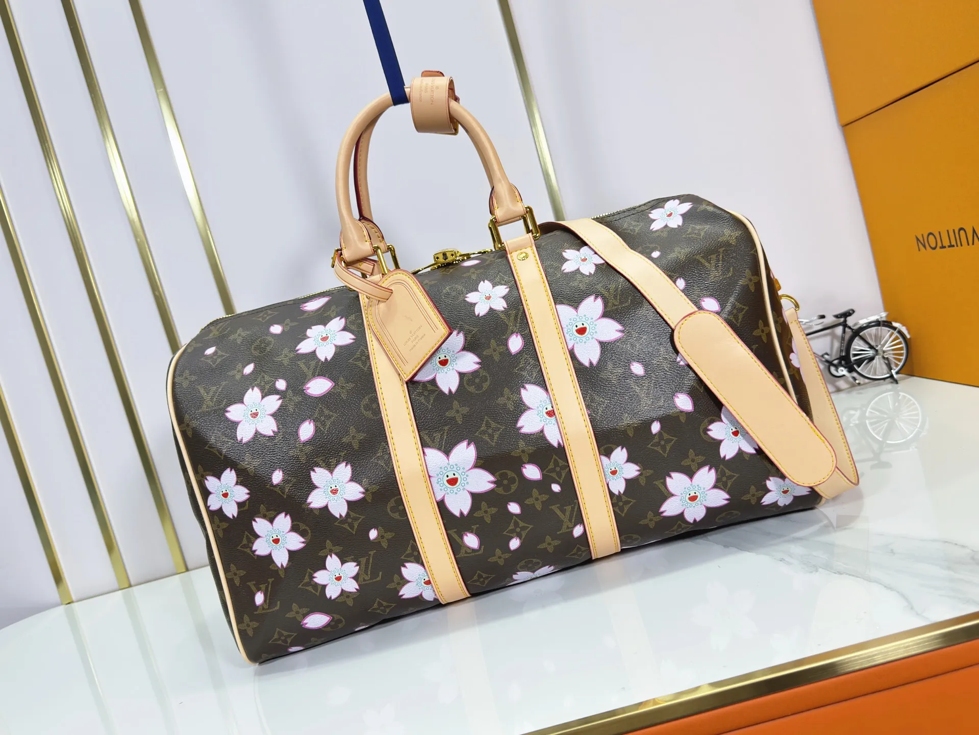 P340 Upgraded Original M41418 41416 98004 Takashi Murakami Sakura This Keepall Bandoulière 45 travel bag is made of Monogram Macassar canvas, which simultaneously renders bright colors for the side straps, nameplate, fabric lining and top leather handle. The size of your carry-on luggage hides plenty of space. Dimensions: 45x27x20