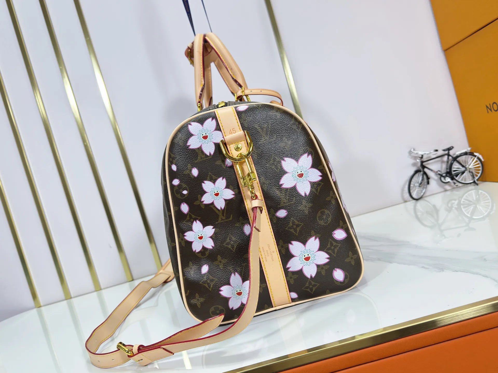 P340 Upgraded Original M41418 41416 98004 Takashi Murakami Sakura This Keepall Bandoulière 45 travel bag is made of Monogram Macassar canvas, which simultaneously renders bright colors for the side straps, nameplate, fabric lining and top leather handle. The size of your carry-on luggage hides plenty of space. Dimensions: 45x27x20