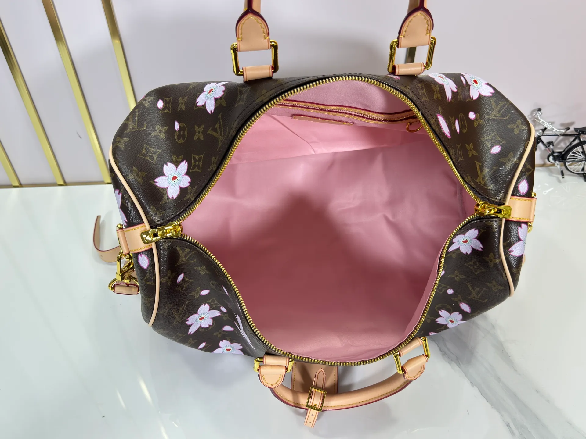 P340 Upgraded Original M41418 41416 98004 Takashi Murakami Sakura This Keepall Bandoulière 45 travel bag is made of Monogram Macassar canvas, which simultaneously renders bright colors for the side straps, nameplate, fabric lining and top leather handle. The size of your carry-on luggage hides plenty of space. Dimensions: 45x27x20