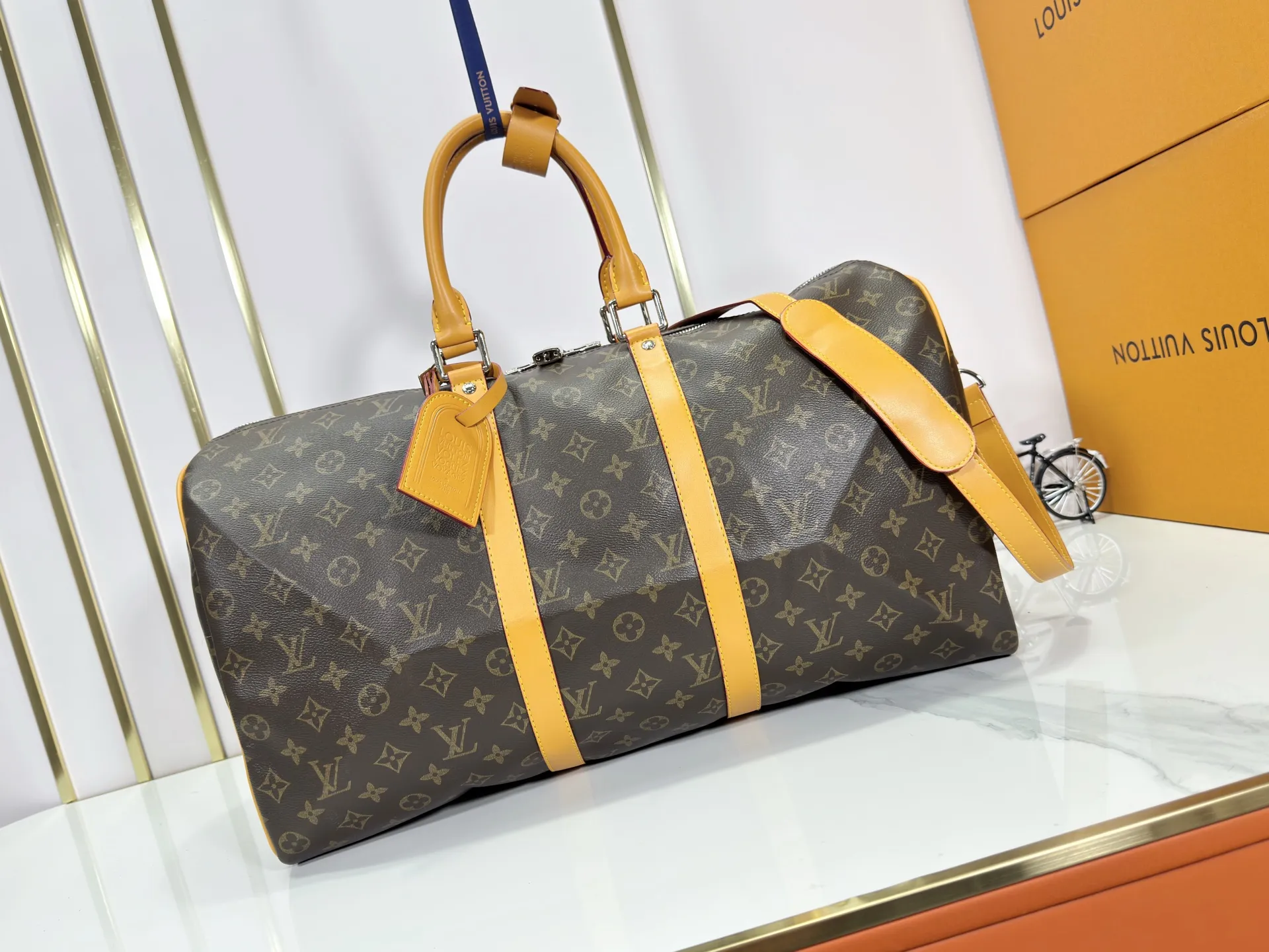 P360 Upgraded Original M41416 M12634 Yellow M12633 Dark Blue M12629 Light Blue M12630 Dark Green Top Original This Keepall Bandoulière 50 travel bag is made of Monogram Macassar canvas, which simultaneously renders bright colors for the side straps, nameplate, fabric lining and top leather handle. The size of your carry-on luggage hides plenty of space. 50.0 x 29.0 x 23.0 cm (L x H x W) • Monogram Macassar coated canvas • Cow leather trim • Textile lining • Metal hardware • Carry-on dimensions • Double zipper closure • Padlock • Removable name tag • Internal zip pocket • Shoulder strap: removable, adjustable • Half-length strap: 36.0 cm • Half-length strap adjustable to: 50.0 cm • Handle: Double handle
