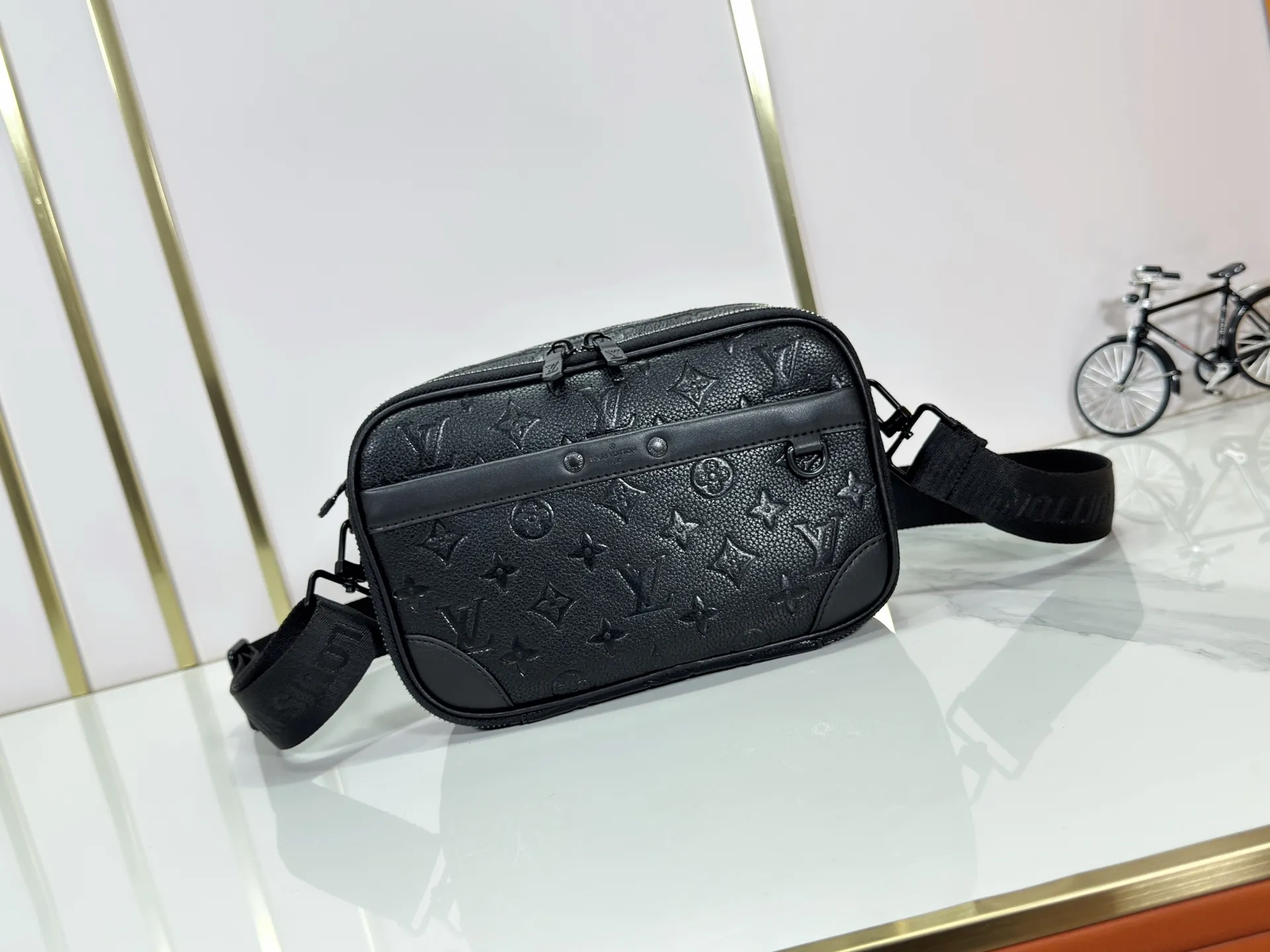 P220 upgraded original M82542 M31069 M46955 M31014 M31016 nano alpha handbag is made of monogram shadow leather with subtle embossed monogram pattern, which makes the compact structure show elegant style. Black leather rivets with black floral pattern, two corners wrapped compartments on the front, box bag, camera bag, shoulder bag oo[handshake][handshake] rivet elements are marked with brand imprints, zipper compartments and external patch pockets are convenient for storing daily needs, and the detachable and adjustable leather shoulder strap allows for comfortable carrying. 24 x 16 x 8 cm (length x height x width)