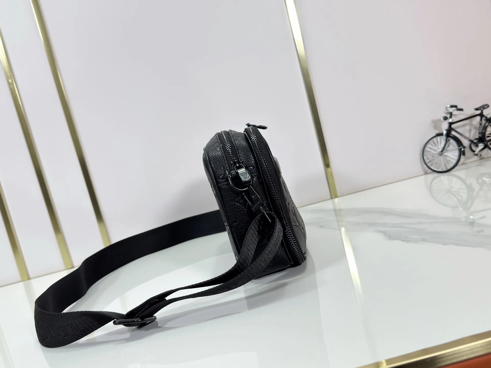 P220 upgraded original M82542 M31069 M46955 M31014 M31016 nano alpha handbag is made of monogram shadow leather with subtle embossed monogram pattern, which makes the compact structure show elegant style. Black leather rivets with black floral pattern, two corners wrapped compartments on the front, box bag, camera bag, shoulder bag oo[handshake][handshake] rivet elements are marked with brand imprints, zipper compartments and external patch pockets are convenient for storing daily needs, and the detachable and adjustable leather shoulder strap allows for comfortable carrying. 24 x 16 x 8 cm (length x height x width)