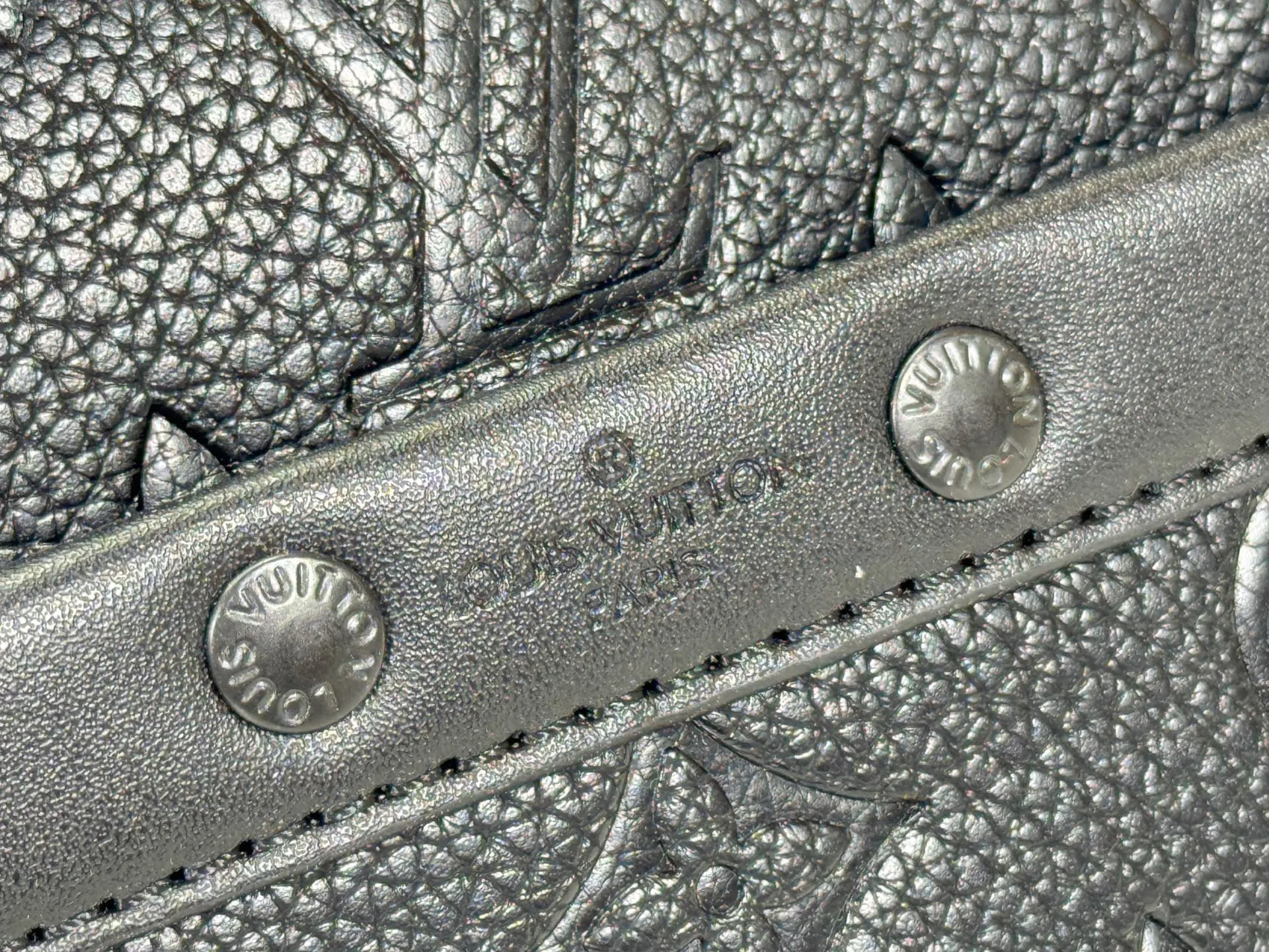 P220 upgraded original M82542 M31069 M46955 M31014 M31016 nano alpha handbag is made of monogram shadow leather with subtle embossed monogram pattern, which makes the compact structure show elegant style. Black leather rivets with black floral pattern, two corners wrapped compartments on the front, box bag, camera bag, shoulder bag oo[handshake][handshake] rivet elements are marked with brand imprints, zipper compartments and external patch pockets are convenient for storing daily needs, and the detachable and adjustable leather shoulder strap allows for comfortable carrying. 24 x 16 x 8 cm (length x height x width)