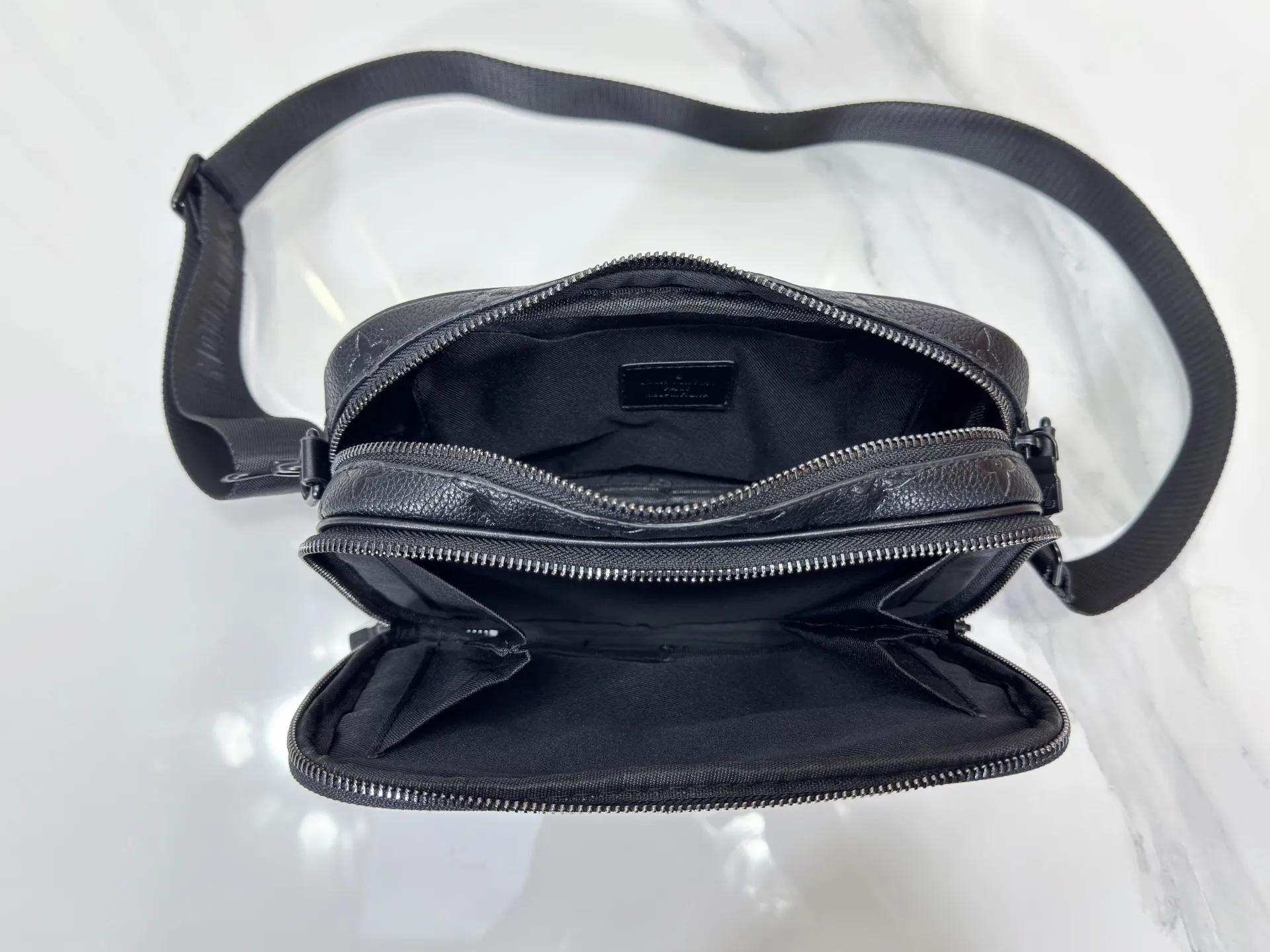 P220 upgraded original M82542 M31069 M46955 M31014 M31016 nano alpha handbag is made of monogram shadow leather with subtle embossed monogram pattern, which makes the compact structure show elegant style. Black leather rivets with black floral pattern, two corners wrapped compartments on the front, box bag, camera bag, shoulder bag oo[handshake][handshake] rivet elements are marked with brand imprints, zipper compartments and external patch pockets are convenient for storing daily needs, and the detachable and adjustable leather shoulder strap allows for comfortable carrying. 24 x 16 x 8 cm (length x height x width)
