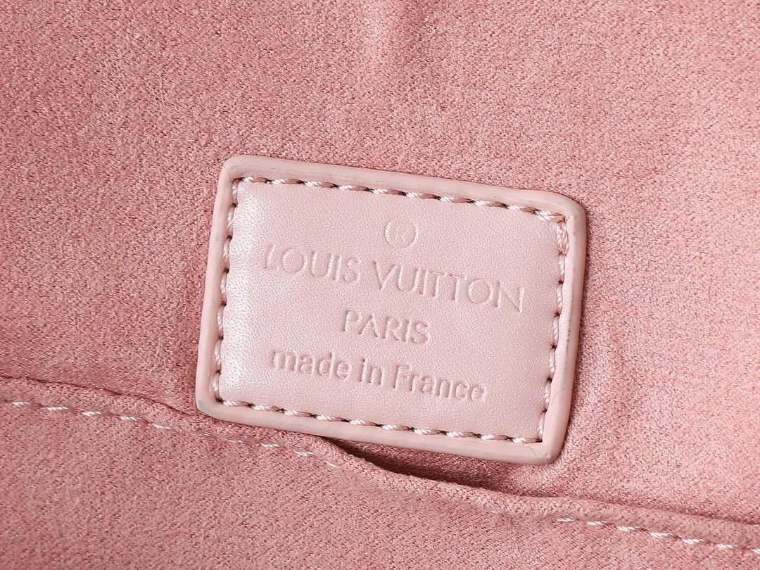 💰240💰Upgraded original M41160 M41327 M40855 M40862 M53152 This Alma BB handbag is based on a classic Louis Vuitton bag designed in 1934 with an Art Deco style. In 2010, on the occasion of the 20th anniversary of the official launch of the Alma bag, a mini model was specially designed for the daughter of the woman who owns this bag. The Alma BB bag features a removable shoulder strap for lightweight cross-body wear. A new and stylish take on a classic shape, this bag in Epi leather is available in a range of bright, vibrant colors. Size: 25×19×12cm