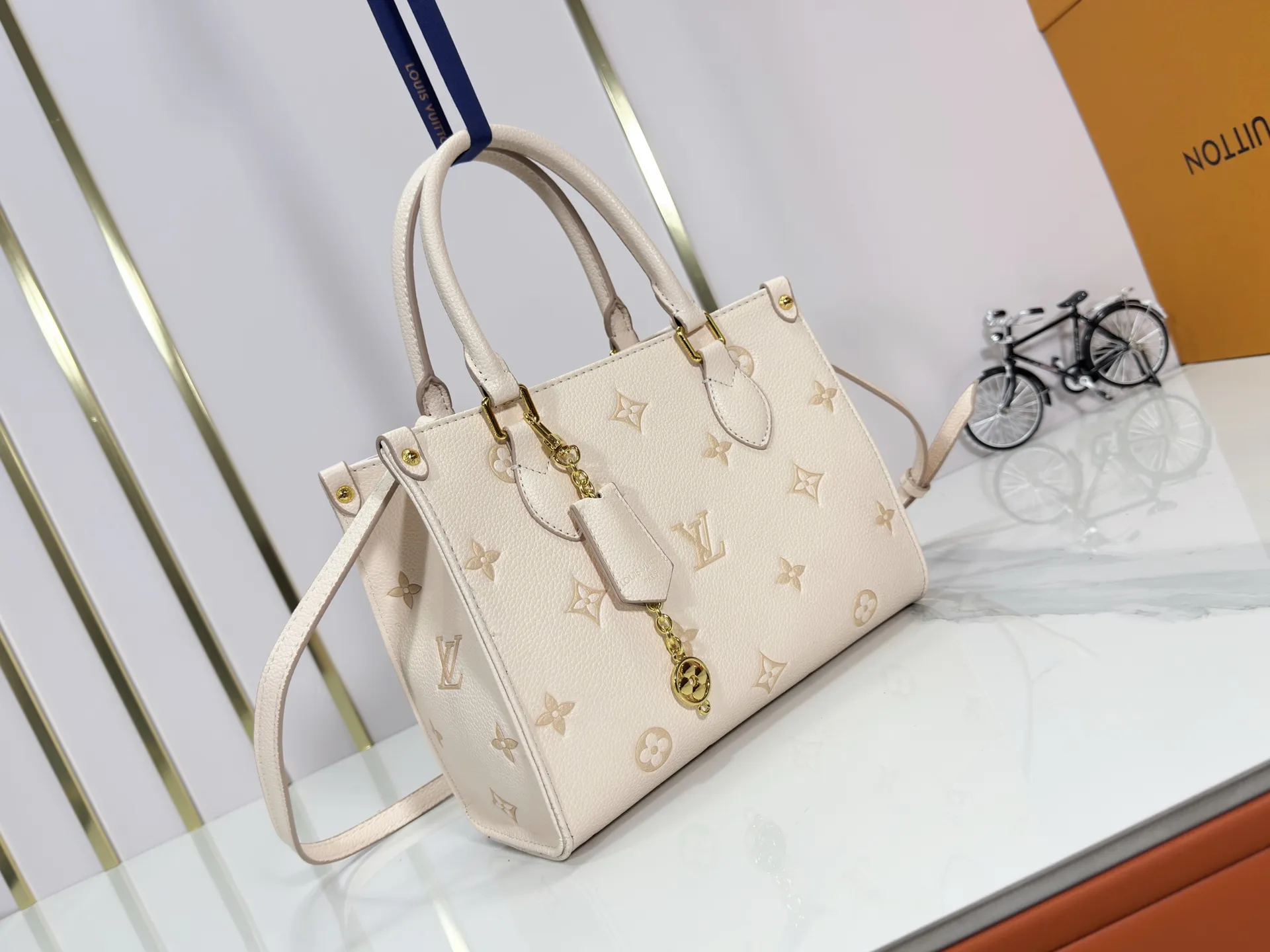 P240 upgrades the original M14403. This OnTheGo small handbag renews the brand's classic Monogram Empreinte leather, using the same tone to outline the pattern. The detachable metal chain accentuates the details, the striped fabric lining adds an elegant touch, and the detachable shoulder strap allows for shoulder or cross-body wear. 25.0 x 19.0 x 11.5 cm (length x height x width)