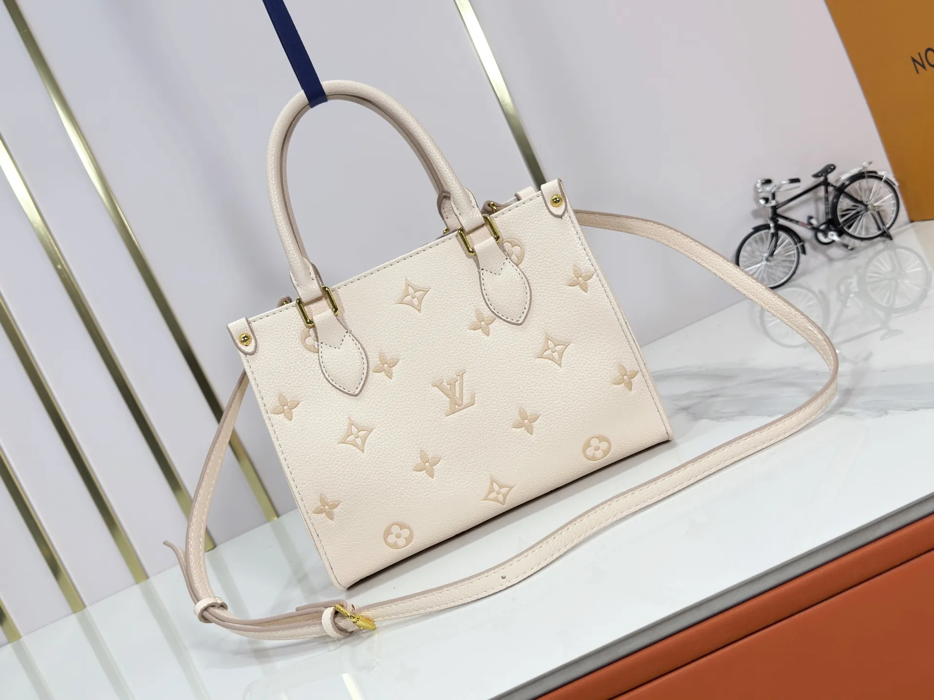 P240 upgrades the original M14403. This OnTheGo small handbag renews the brand's classic Monogram Empreinte leather, using the same tone to outline the pattern. The detachable metal chain accentuates the details, the striped fabric lining adds an elegant touch, and the detachable shoulder strap allows for shoulder or cross-body wear. 25.0 x 19.0 x 11.5 cm (length x height x width)
