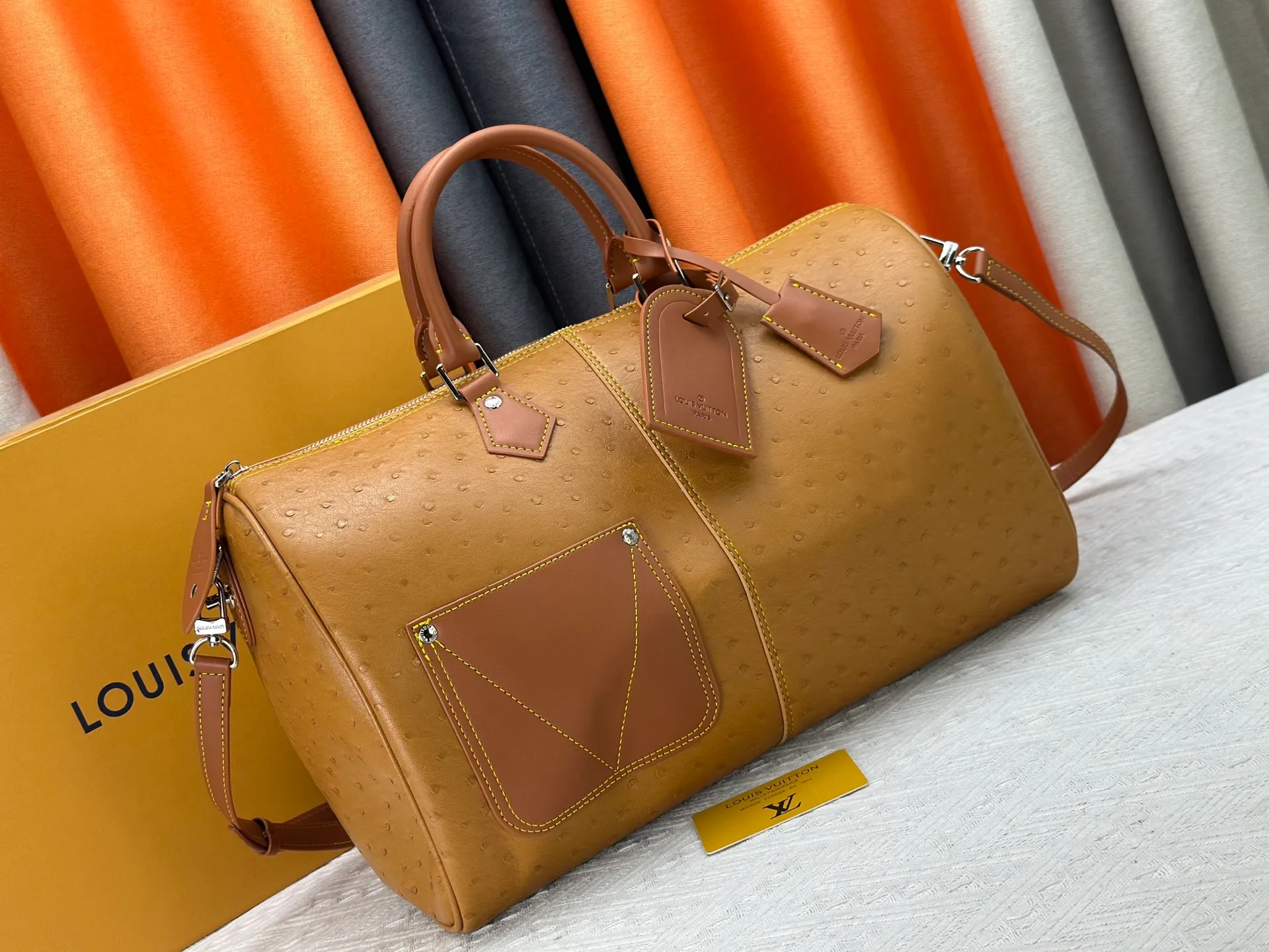 P340 Upgraded original M24420 M24441 M24424 This model has ostrich leather pattern. The Speedy Bandoulière 40 Monogram Leather handbag is made of soft cow leather and uses Monogram pattern to reproduce the elegant look and feel of canvas printing. Dazzling metal hardware, sheepskin lining and nameplate all reflect Creative Director Pharrell Williams' relentless attention to detail. 40x27x20cm (length x height x width)