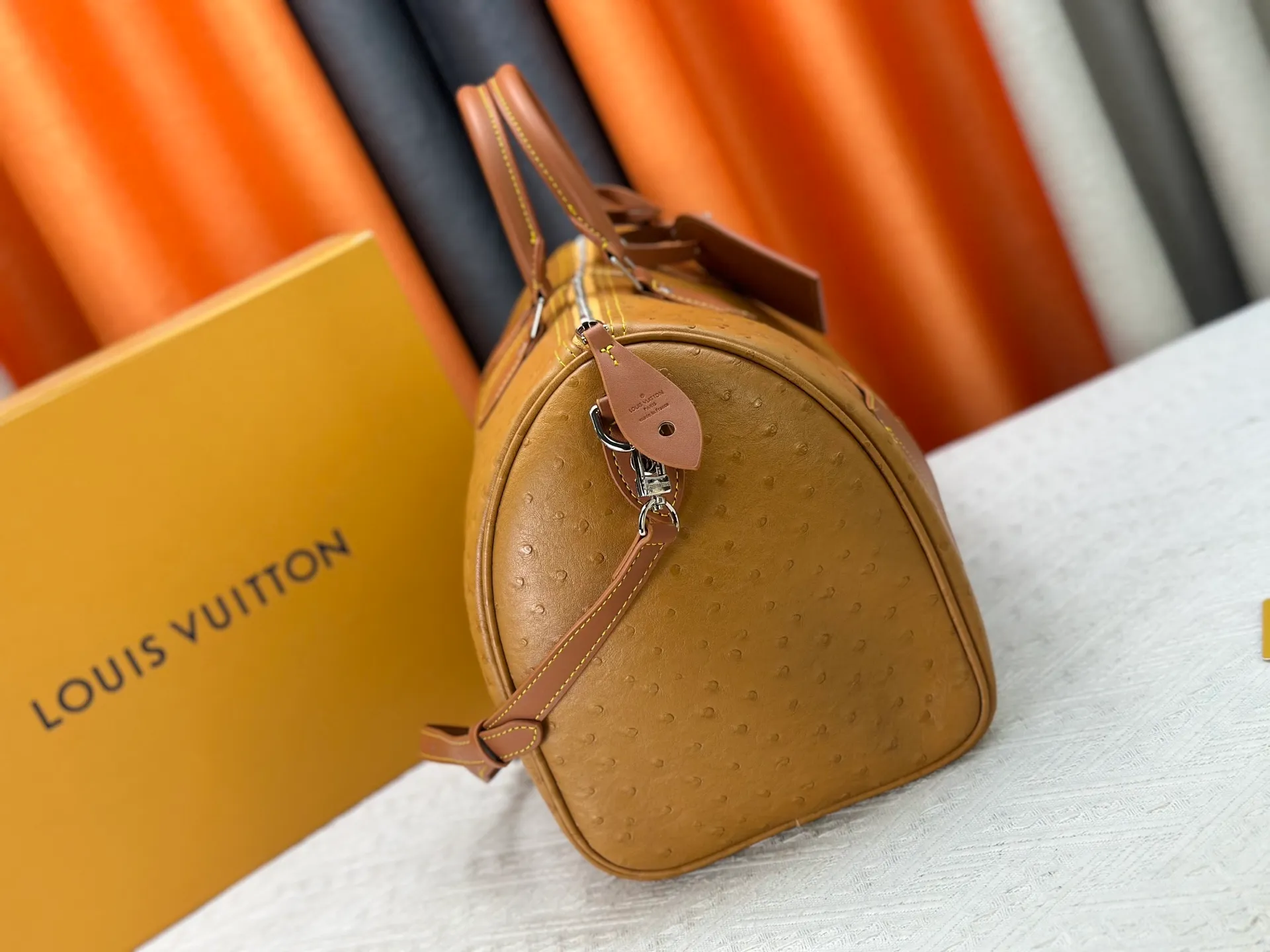 P340 Upgraded original M24420 M24441 M24424 This model has ostrich leather pattern. The Speedy Bandoulière 40 Monogram Leather handbag is made of soft cow leather and uses Monogram pattern to reproduce the elegant look and feel of canvas printing. Dazzling metal hardware, sheepskin lining and nameplate all reflect Creative Director Pharrell Williams' relentless attention to detail. 40x27x20cm (length x height x width)