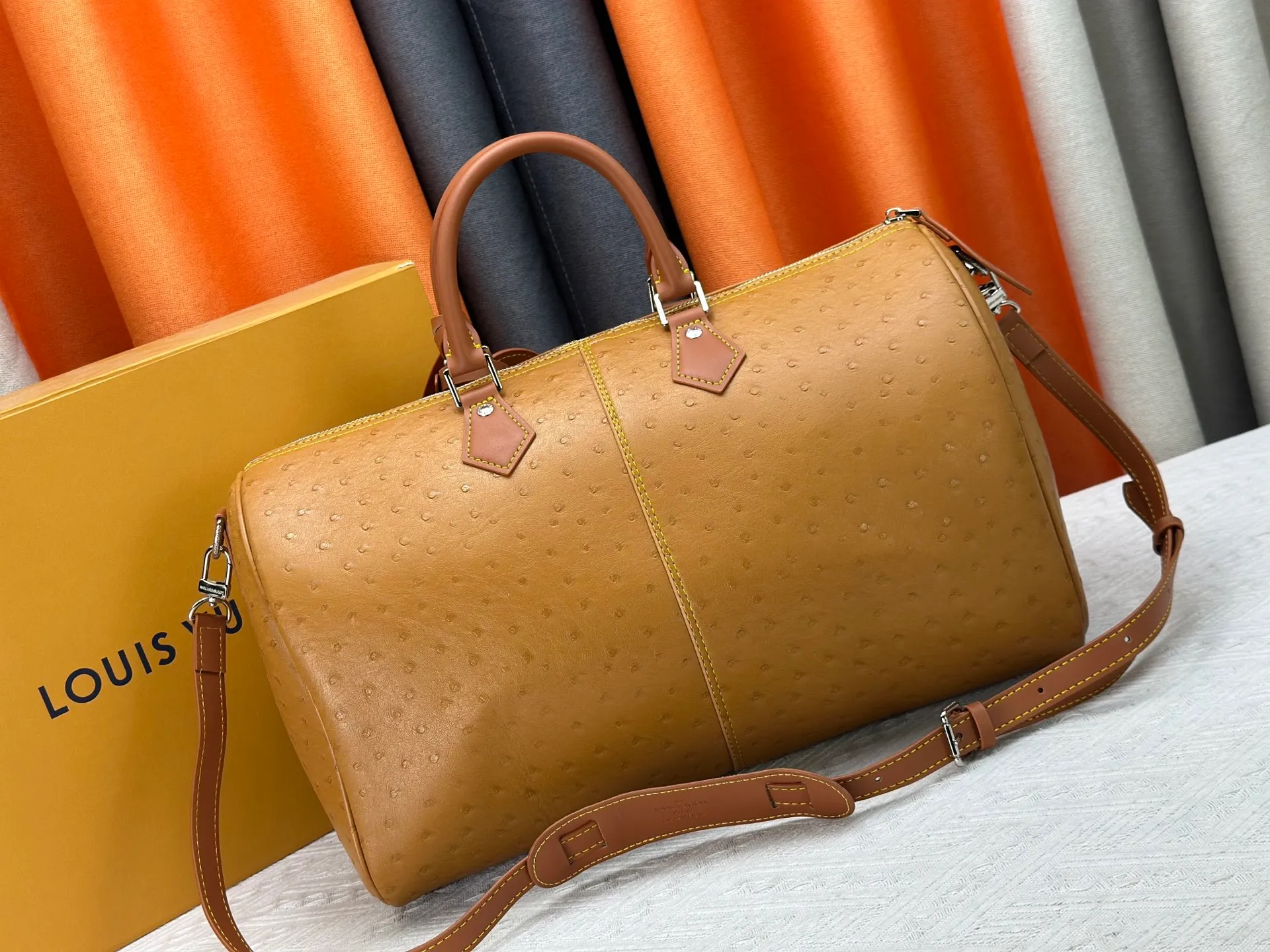 P340 Upgraded original M24420 M24441 M24424 This model has ostrich leather pattern. The Speedy Bandoulière 40 Monogram Leather handbag is made of soft cow leather and uses Monogram pattern to reproduce the elegant look and feel of canvas printing. Dazzling metal hardware, sheepskin lining and nameplate all reflect Creative Director Pharrell Williams' relentless attention to detail. 40x27x20cm (length x height x width)