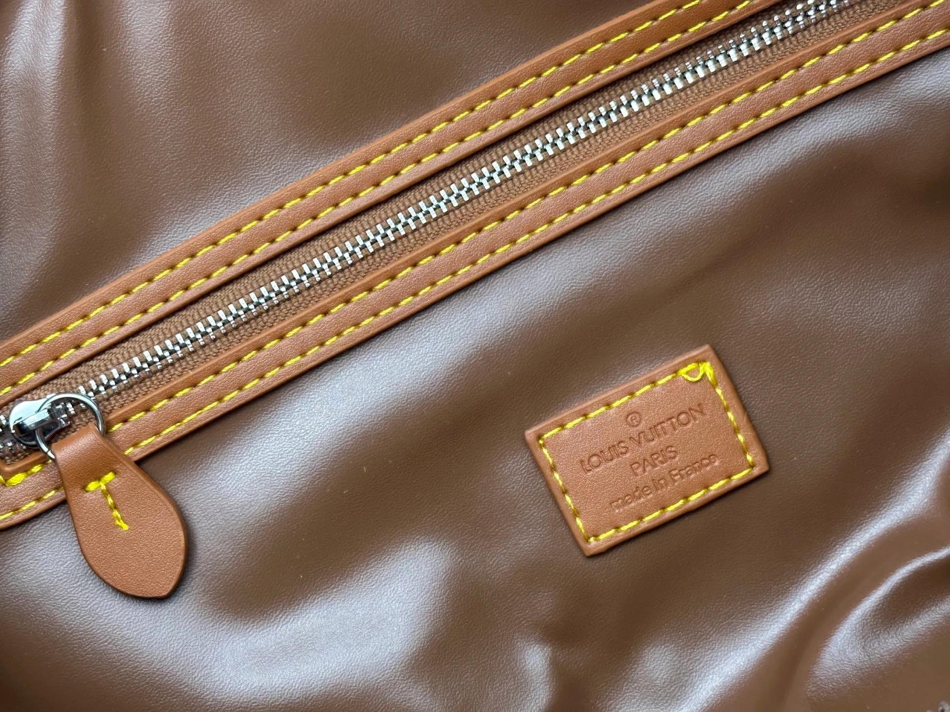 P340 Upgraded original M24420 M24441 M24424 This model has ostrich leather pattern. The Speedy Bandoulière 40 Monogram Leather handbag is made of soft cow leather and uses Monogram pattern to reproduce the elegant look and feel of canvas printing. Dazzling metal hardware, sheepskin lining and nameplate all reflect Creative Director Pharrell Williams' relentless attention to detail. 40x27x20cm (length x height x width)
