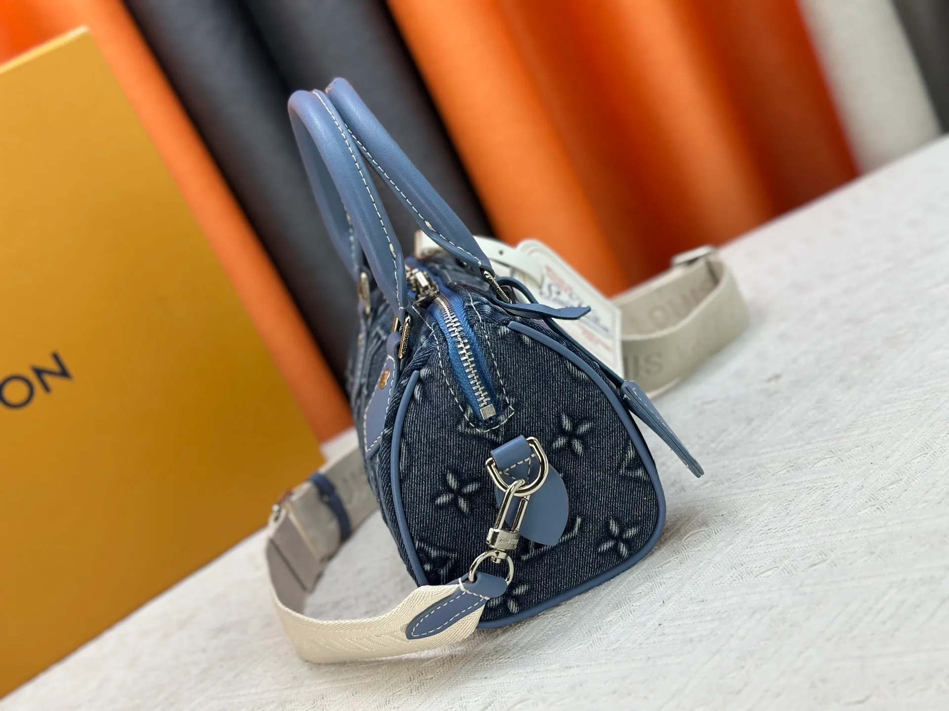 P280 SPEEDY 18 BAG N87525 M16279 M46234 M81085. M24606 Embossed Denim As a compact version of the Speedy series, the Speedy18 handbag uses ostrich leather to depict colorful Monogram patterns. Its twill effect is just like the texture of Monogram canvas, demonstrating Louis Vuitton's exquisite craftsmanship. Detachable and adjustable shoulder strap for cross-body wear. Dimensions: 18×12×10