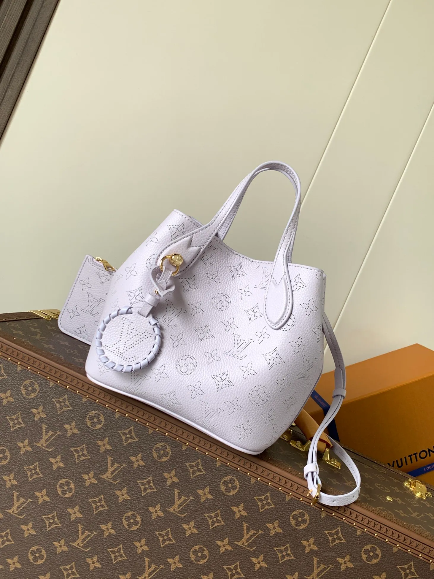 💰1180 (first-grain leather) top-quality original order, transcoding chip M14395 purple. This Blossom small handbag is dipped in new season modern colors, using engraved leather to present the Monogram perforation pattern, and then incorporates elegant touches with dazzling metal parts and detachable LV woven decoration.  20 cm Half-length strap adjustable to: 59.0 cm Handle: double handle