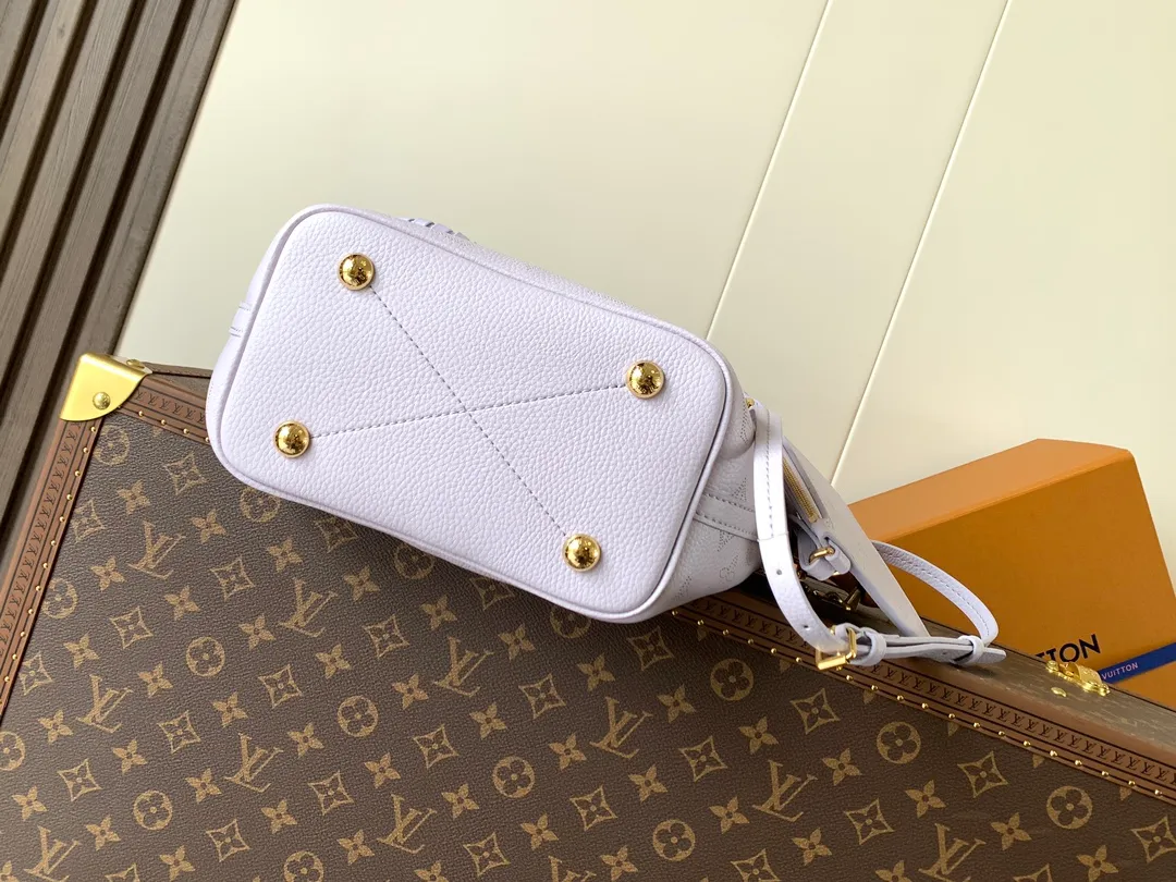 💰1180 (first-grain leather) top-quality original order, transcoding chip M14395 purple. This Blossom small handbag is dipped in new season modern colors, using engraved leather to present the Monogram perforation pattern, and then incorporates elegant touches with dazzling metal parts and detachable LV woven decoration.  20 cm Half-length strap adjustable to: 59.0 cm Handle: double handle