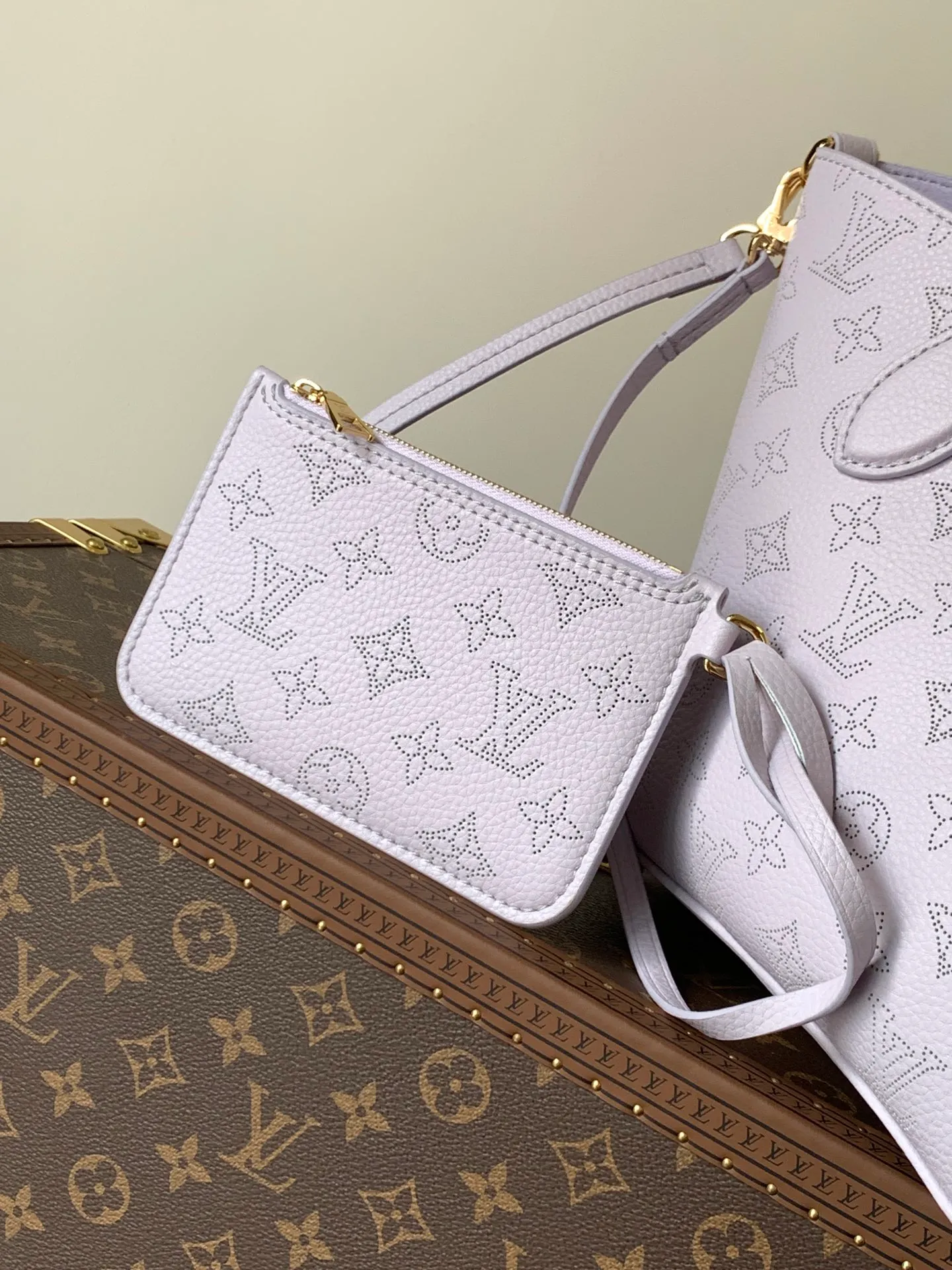 💰1180 (first-grain leather) top-quality original order, transcoding chip M14395 purple. This Blossom small handbag is dipped in new season modern colors, using engraved leather to present the Monogram perforation pattern, and then incorporates elegant touches with dazzling metal parts and detachable LV woven decoration.  20 cm Half-length strap adjustable to: 59.0 cm Handle: double handle