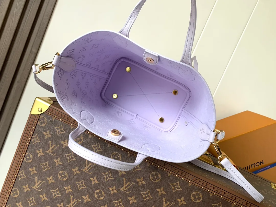 💰1180 (first-grain leather) top-quality original order, transcoding chip M14395 purple. This Blossom small handbag is dipped in new season modern colors, using engraved leather to present the Monogram perforation pattern, and then incorporates elegant touches with dazzling metal parts and detachable LV woven decoration.  20 cm Half-length strap adjustable to: 59.0 cm Handle: double handle