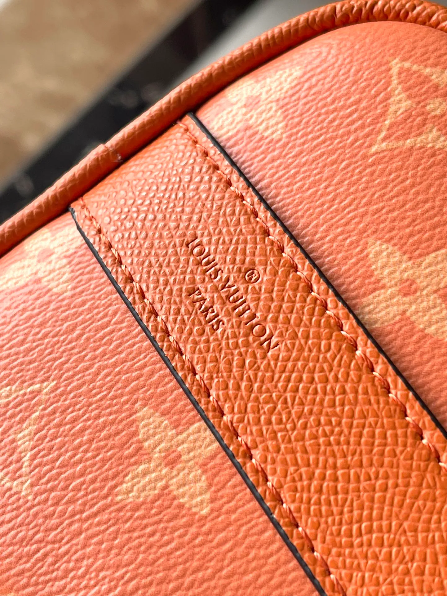 💰940 Top Original Order M31044 This Keepall Bandouliere travel bag injects style into the 2024 Taigarama series. It uses chic Taiga leather and Monogram canvas to play with vibrant colors, making it a personalized choice for urban travel. Dimensions: 25 × 15 × 11 cm