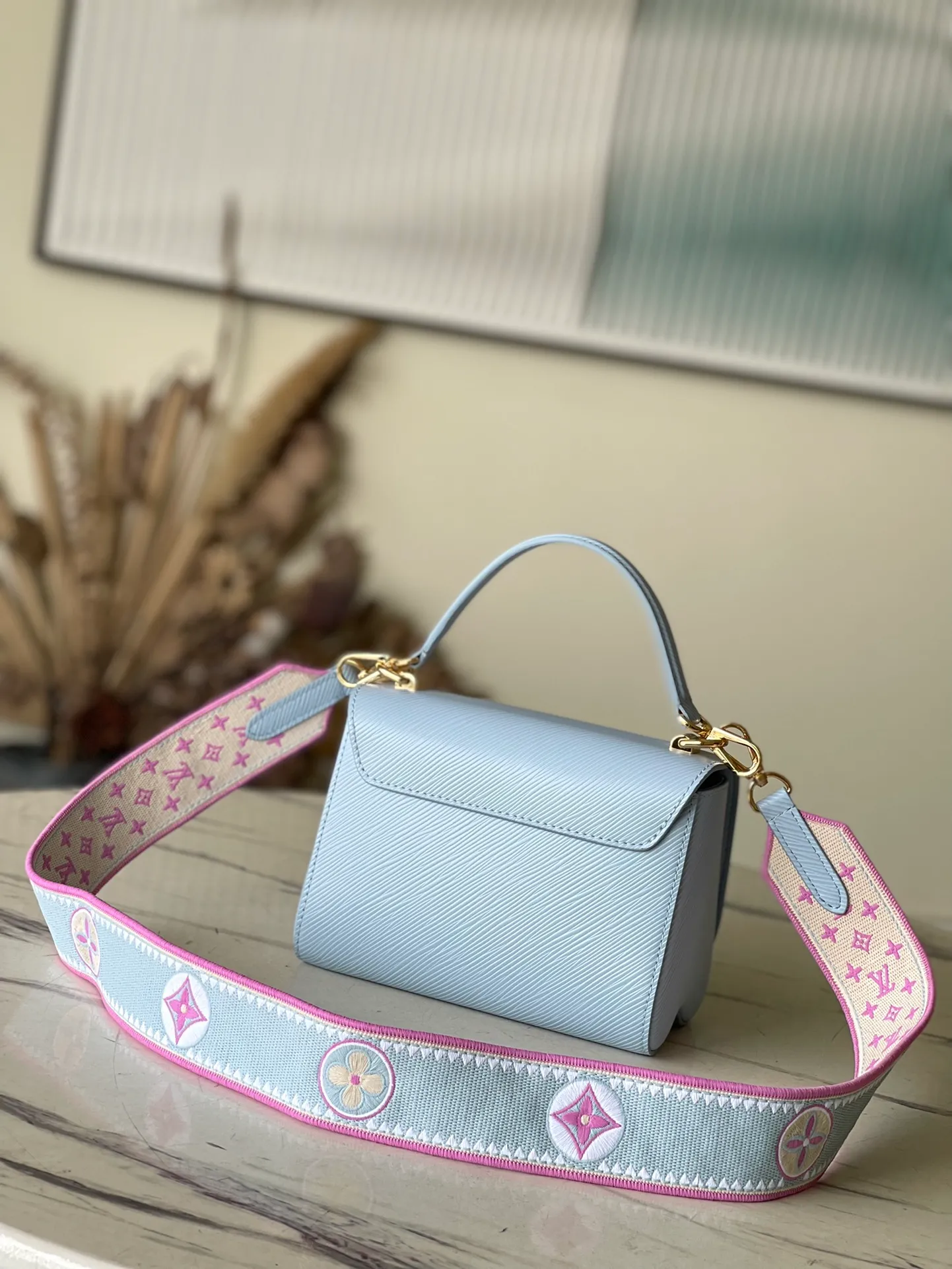 💰1160 (top layer leather) top original order M22515 This small Twist handbag is made of Epi grain leather. The two sides of the detachable wide fabric shoulder strap depict an enlarged version of the Monogram flower and a pocket size of the Monogram pattern. They are individually embroidered and intricately sewn and spliced ​​before they can be presented. Dimensions: 19 x 15 x 9 cm