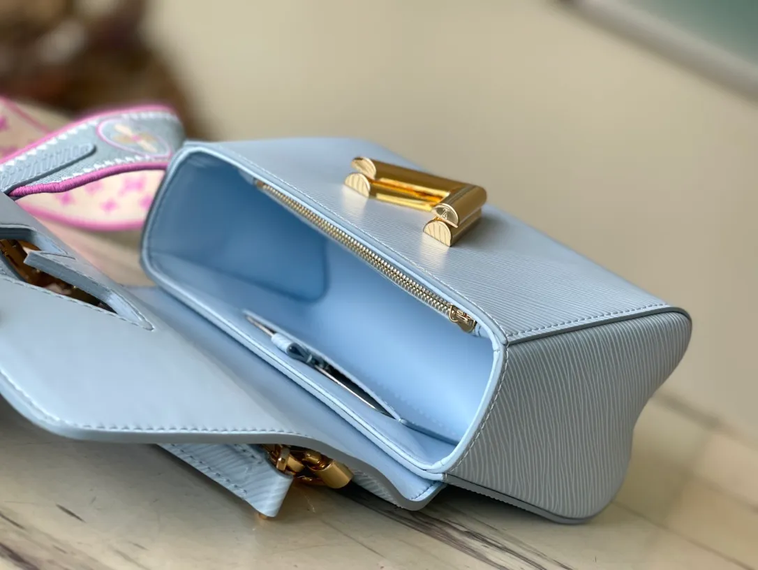 💰1160 (top layer leather) top original order M22515 This small Twist handbag is made of Epi grain leather. The two sides of the detachable wide fabric shoulder strap depict an enlarged version of the Monogram flower and a pocket size of the Monogram pattern. They are individually embroidered and intricately sewn and spliced ​​before they can be presented. Dimensions: 19 x 15 x 9 cm