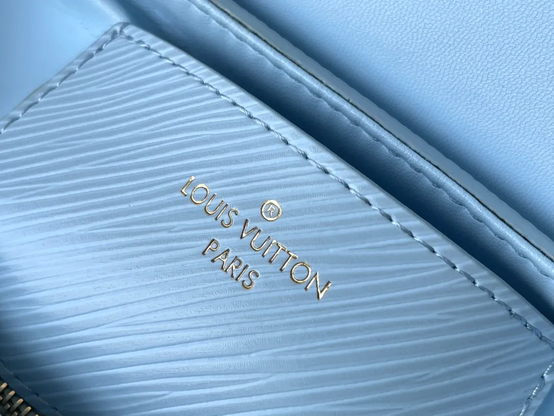 💰1160 (top layer leather) top original order M22515 This small Twist handbag is made of Epi grain leather. The two sides of the detachable wide fabric shoulder strap depict an enlarged version of the Monogram flower and a pocket size of the Monogram pattern. They are individually embroidered and intricately sewn and spliced ​​before they can be presented. Dimensions: 19 x 15 x 9 cm
