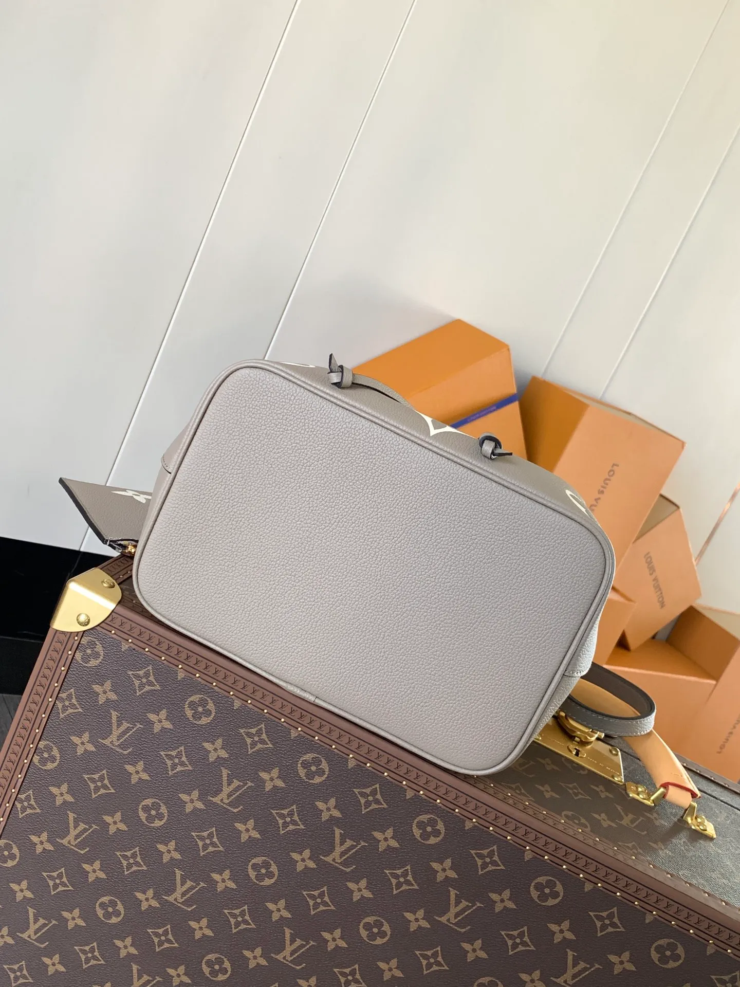 💰1140 (top layer leather) transcoding chip, customized first layer cowhide top original order🔥 M45497 black M45555 apricot color This NéoNoé medium bucket bag has the LV letters and Monogram flowers first printed and dyed and then embossed on the leather to confuse the eye with its eye-catching look. The inner pocket can safely store valuables, and the adjustable shoulder strap can be worn on the shoulder or cross-body. Detailed Features 26.0 x 26.0 x 17.5 cm (L x H x W) Embossed grained cowhide Grained cowhide trim Microfiber lining Metal hardware Central zip pocket Compartment Metal eyelets Shoulder strap: Removable, adjustable Strap Half-length: 31.0 cm Strap half-length adjustable to: 54.0 cm Handle: Single handle
