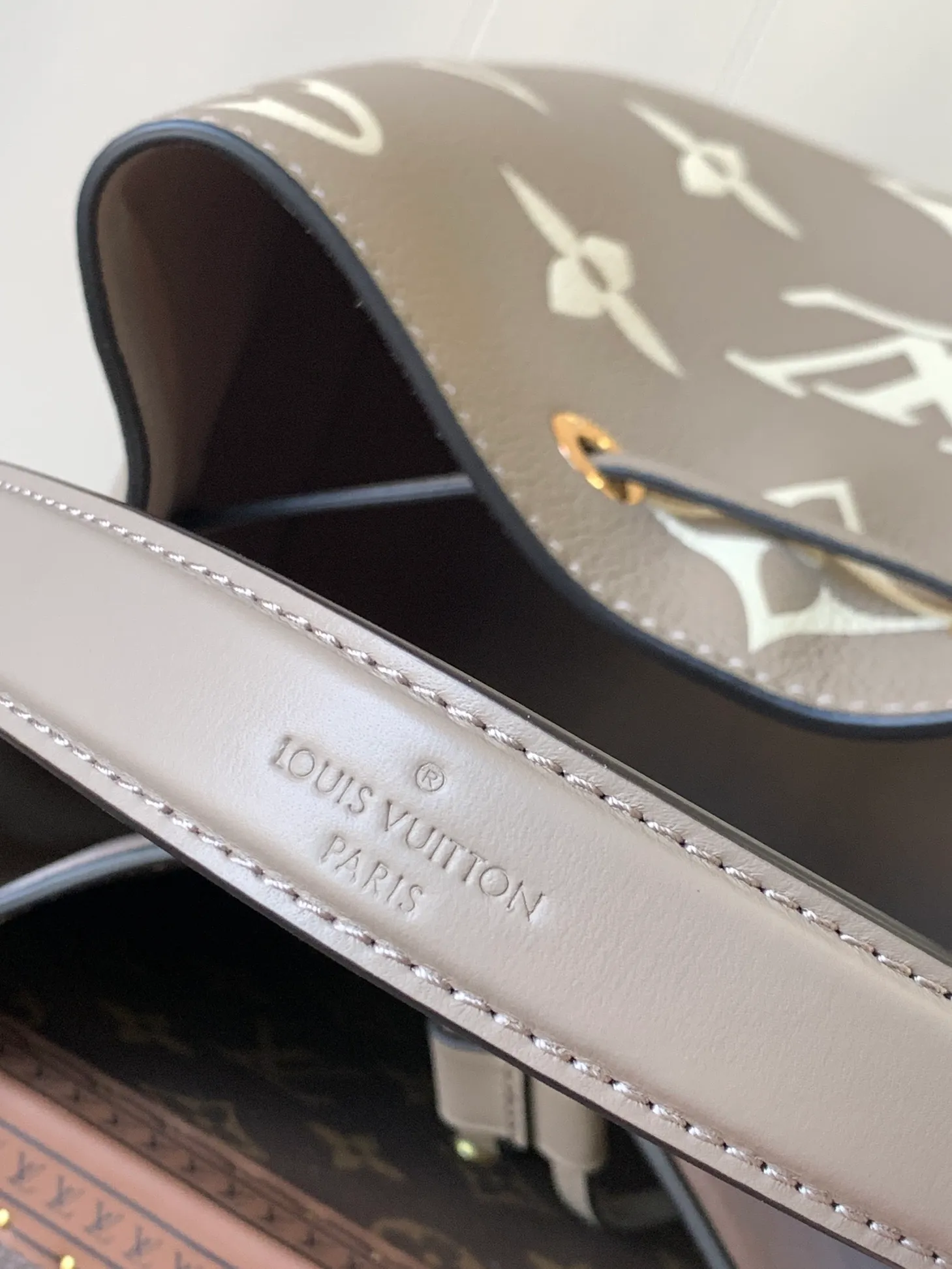 💰1140 (top layer leather) transcoding chip, customized first layer cowhide top original order🔥 M45497 black M45555 apricot color This NéoNoé medium bucket bag has the LV letters and Monogram flowers first printed and dyed and then embossed on the leather to confuse the eye with its eye-catching look. The inner pocket can safely store valuables, and the adjustable shoulder strap can be worn on the shoulder or cross-body. Detailed Features 26.0 x 26.0 x 17.5 cm (L x H x W) Embossed grained cowhide Grained cowhide trim Microfiber lining Metal hardware Central zip pocket Compartment Metal eyelets Shoulder strap: Removable, adjustable Strap Half-length: 31.0 cm Strap half-length adjustable to: 54.0 cm Handle: Single handle