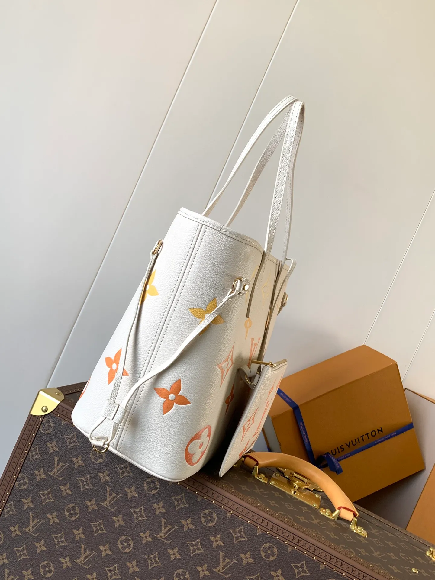💰1180 (top layer leather) top original order, M47143 blue, M46482 haze blue, M46599 maroon, M45685 black, M45684 off-white, M45686 gray, M46516 vanilla, M46514 blue gradient, M46329 nude pink, M45686 apricot print, M46135 brown, Neverfull medium shopping bag! Redesigned interior pockets feature fresh fabric linings and vintage details inspired by the archives, most notably the detachable zippered clutch, which can be used on its own as a sophisticated clutch or as an additional pocket. 32x29x17cm