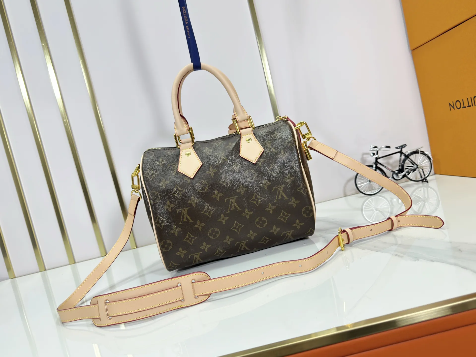 P280 Upgraded original M24426 M24425 M24424 M24423 M24443 M This Speedy Bandoulière 25 Monogram Leather handbag is made of soft cow leather and uses Monogram pattern to reproduce the elegant look and feel of canvas printing. Dazzling metal hardware, sheepskin lining and nameplate all reflect Creative Director Pharrell Williams' relentless attention to detail. Dimensions: 25.0 x 15.0 x 15.0 cm (length x height x width)