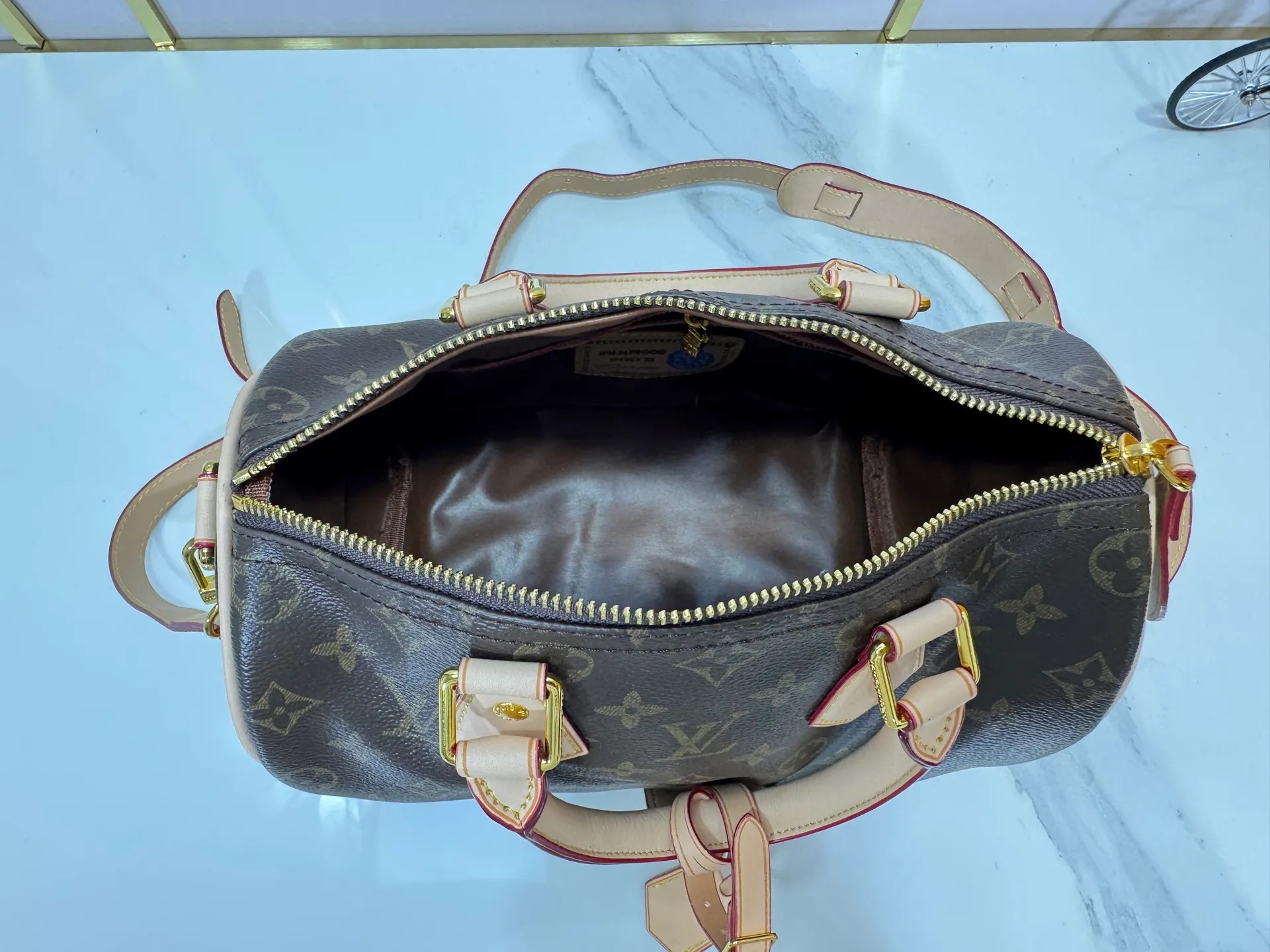 P280 Upgraded original M24426 M24425 M24424 M24423 M24443 M This Speedy Bandoulière 25 Monogram Leather handbag is made of soft cow leather and uses Monogram pattern to reproduce the elegant look and feel of canvas printing. Dazzling metal hardware, sheepskin lining and nameplate all reflect Creative Director Pharrell Williams' relentless attention to detail. Dimensions: 25.0 x 15.0 x 15.0 cm (length x height x width)