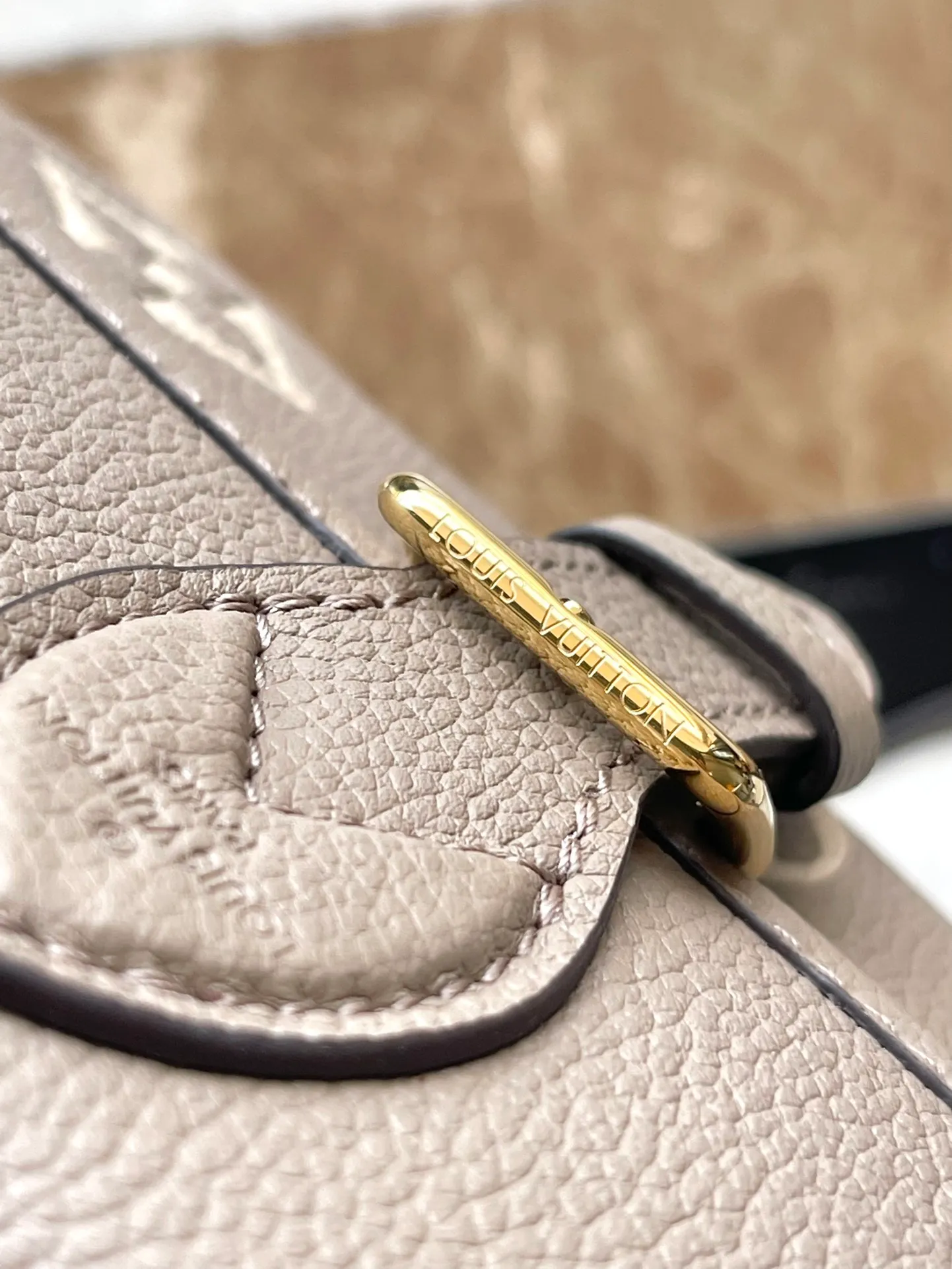 💰760 (top layer leather) top original order M83300 gray. Support counter inspection. Photos taken of duty-free goods are consistent with the product without unpacking. This product is an exclusive duty-free product in the market and is the highest-end product. Inspection is supported. This product has passed strict inspection and is flawless. Please wear gloves when touching the product. This product is not returnable or exchangeable. Please confirm the product first and then remove the label on the handle. This product is temporarily not open to the public, only regular customers, and is in short supply. Dimensions: 19 x 10.5 x 6 cm