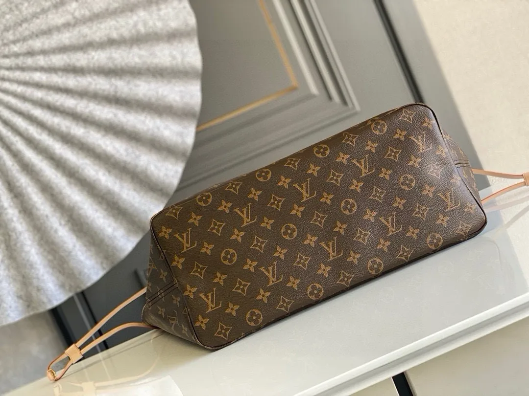 💰800 (large steel nails) top original order M40990 NEVERFULL large handbag Neverfull is a new interpretation of the classic handbag and explores the exquisite details inside the bag. Redesigned interior pockets feature fresh fabric linings and vintage details inspired by the Louis Vuitton archives, most notably the detachable zippered clutch, which can be used as a sophisticated clutch on its own or as an additional pocket. Bright lining tones add a more lively feel to Monogram's classic canvas. Detailed features 39 x 32 x 19 cm (Length x Height x Width) Redesigned interior pocket with details inspired by the Louis Vuitton archives Pockets lined with linen fabric Removable zippered clutch with tonal interior pocket Natural cowhide leather trim Shiny gold-tone hardware Handles: double handles