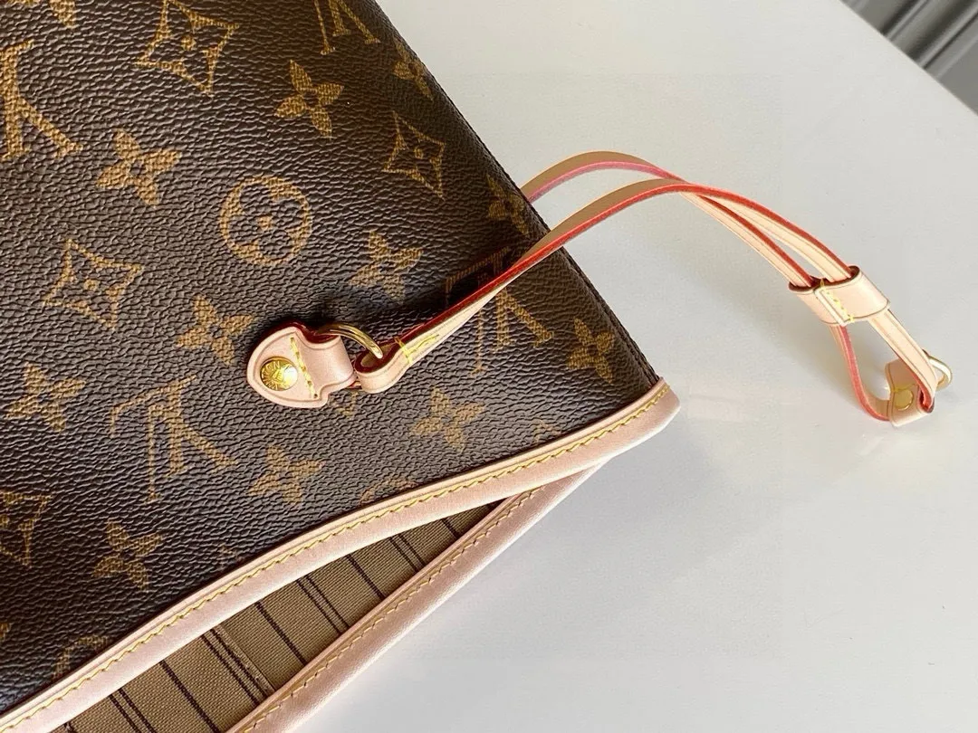 💰800 (large steel nails) top original order M40990 NEVERFULL large handbag Neverfull is a new interpretation of the classic handbag and explores the exquisite details inside the bag. Redesigned interior pockets feature fresh fabric linings and vintage details inspired by the Louis Vuitton archives, most notably the detachable zippered clutch, which can be used as a sophisticated clutch on its own or as an additional pocket. Bright lining tones add a more lively feel to Monogram's classic canvas. Detailed features 39 x 32 x 19 cm (Length x Height x Width) Redesigned interior pocket with details inspired by the Louis Vuitton archives Pockets lined with linen fabric Removable zippered clutch with tonal interior pocket Natural cowhide leather trim Shiny gold-tone hardware Handles: double handles