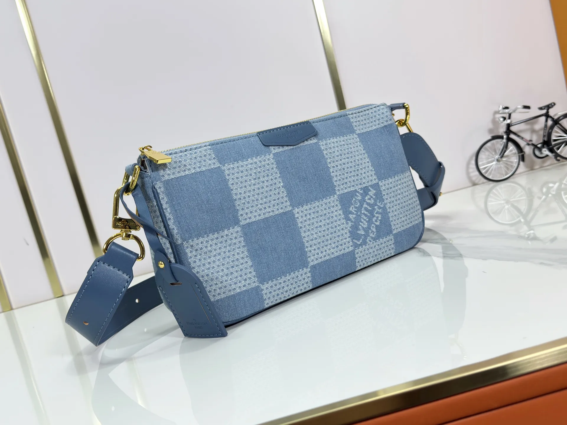 P240 Upgraded original version N00204 blue cloth M11741 black flower, black embossed Mahjong bag series for men and women POCHETTE ACCESSOIRE Jh Mahjong bag This Pochette Accessoire XL handbag is made of Monogram Eclipse coated canvas, reinterpreting the classic design of the 1990s with handsome brushwork. The ample zippered main compartment and inner pocket allow for organized storage, and the brand name and metal hardware complete the details. Removable and adjustable fabric shoulder strap allows for shoulder or cross-body wear. Dimensions: 28 × 16.5 × 9 cm
