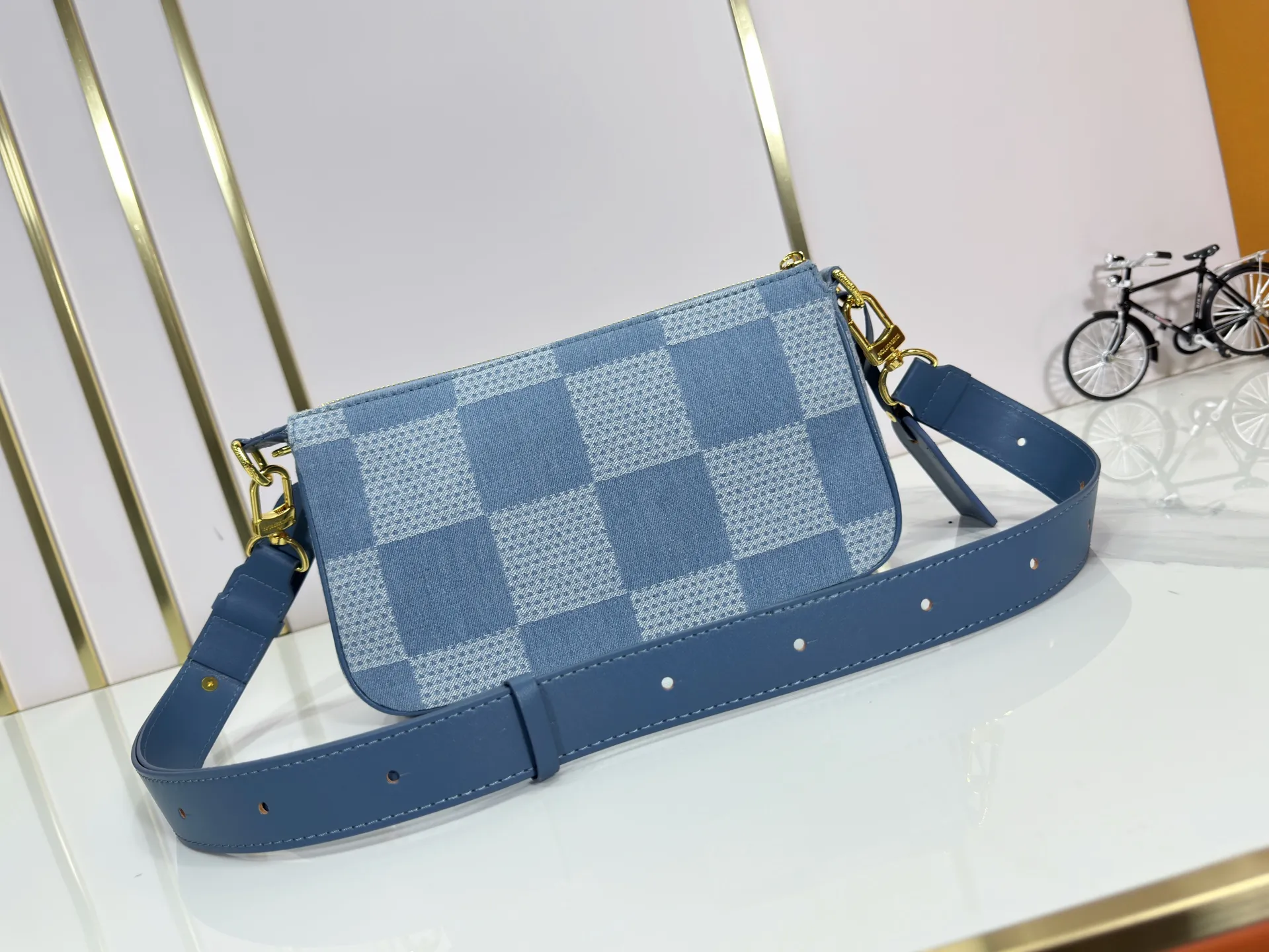 P240 Upgraded original version N00204 blue cloth M11741 black flower, black embossed Mahjong bag series for men and women POCHETTE ACCESSOIRE Jh Mahjong bag This Pochette Accessoire XL handbag is made of Monogram Eclipse coated canvas, reinterpreting the classic design of the 1990s with handsome brushwork. The ample zippered main compartment and inner pocket allow for organized storage, and the brand name and metal hardware complete the details. Removable and adjustable fabric shoulder strap allows for shoulder or cross-body wear. Dimensions: 28 × 16.5 × 9 cm