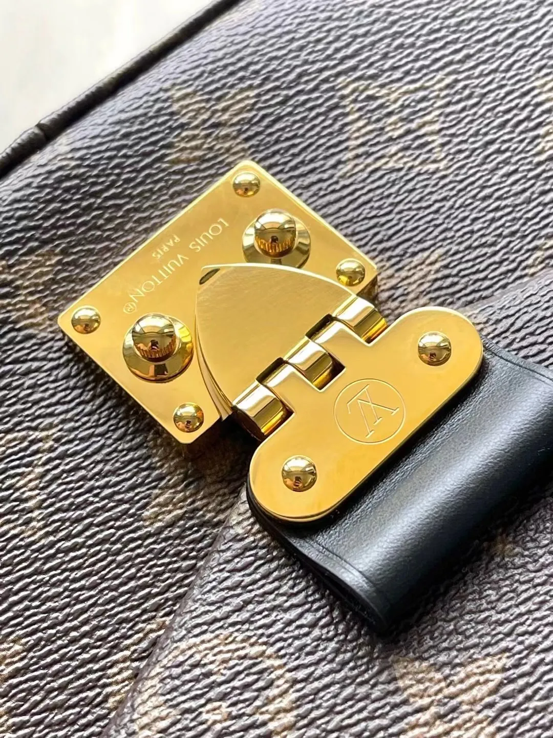 💰1060 (steel hardware) top original M14526 Trunke handbag combines Monogram canvas and metal rivets, with metallic corners and iconic S-lock lock, highlighting the brand heritage with a retro luggage style. The internal space and zipper pockets make it easy to accommodate daily needs, and the sliding chain shoulder strap expands carrying options. Dimensions: 27 × 16 × 8 cm