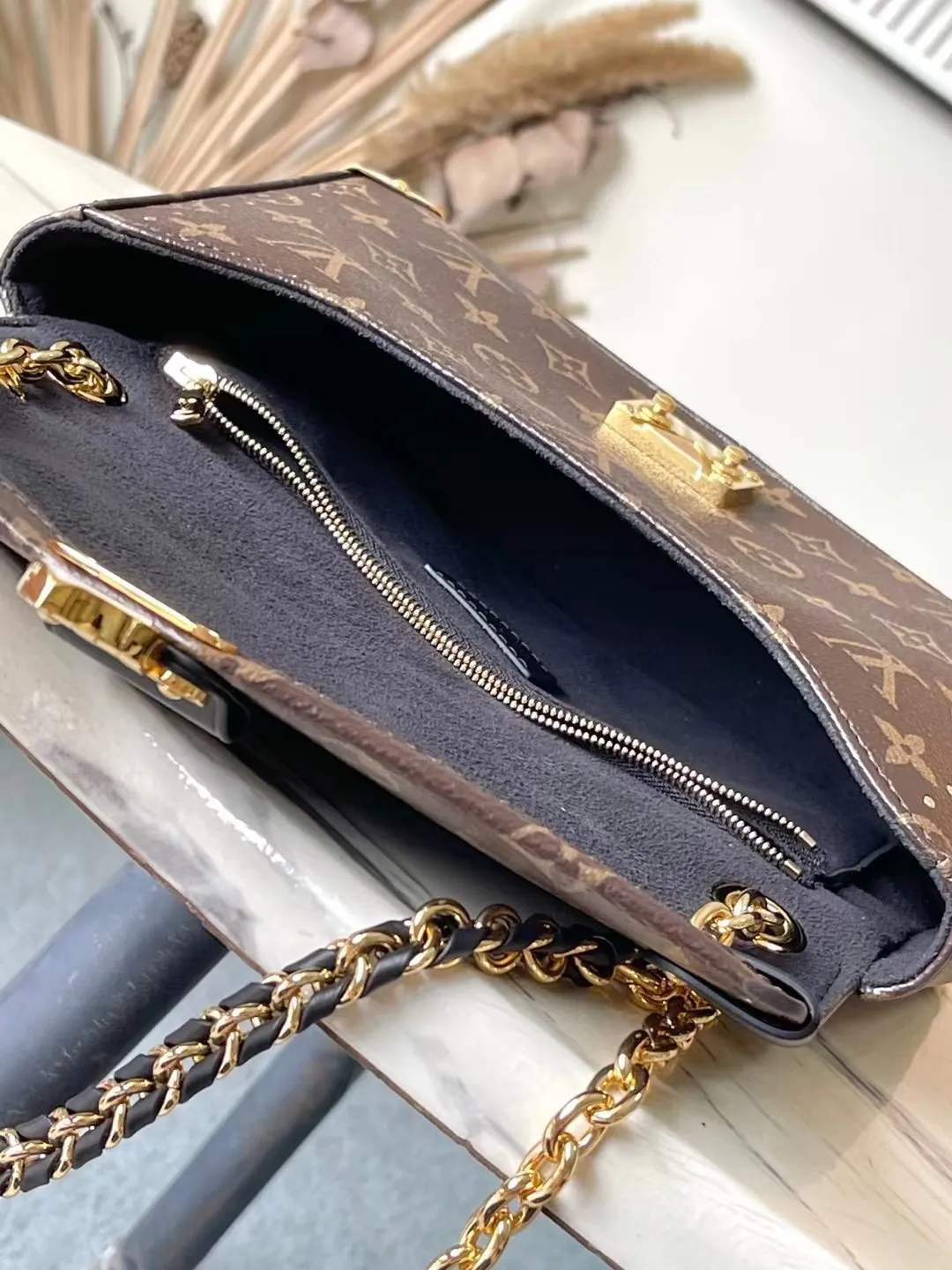 💰1060 (steel hardware) top original M14526 Trunke handbag combines Monogram canvas and metal rivets, with metallic corners and iconic S-lock lock, highlighting the brand heritage with a retro luggage style. The internal space and zipper pockets make it easy to accommodate daily needs, and the sliding chain shoulder strap expands carrying options. Dimensions: 27 × 16 × 8 cm