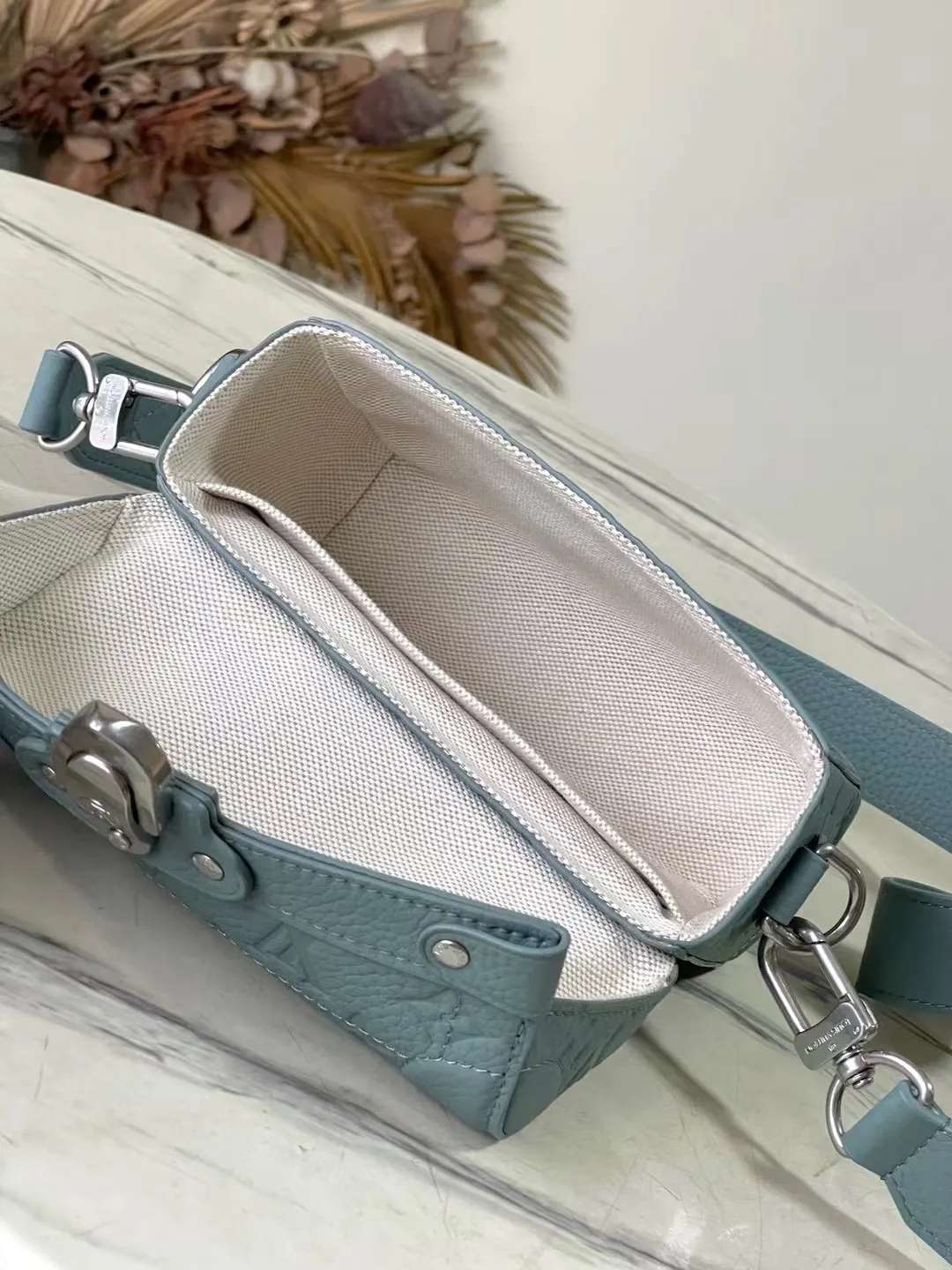 💰1400 (first-grain leather) top original order M13870 green This Soul Trunk handbag is made of soft Monogram embossed Taurillon cow leather to interpret the brand's traditional hard box structure. Reinforced corners Leather details and detachable and adjustable shoulder straps embellish the Monogram pattern body. Cotton lining completes the overall size: 19x15x7cm