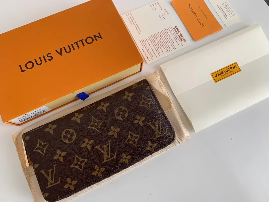 💰100 💎M60017 inner color ❤️Presby Red ZIPPY zipper wallet. The Zippy wallet pays homage to Louis Vuitton's heritage of travel and trunk making, with a travel-style patch and Louis Vuitton logo. With its compact interior and simple design, this wallet is ideal for everyday use. Model M60017. Size: 19x10.