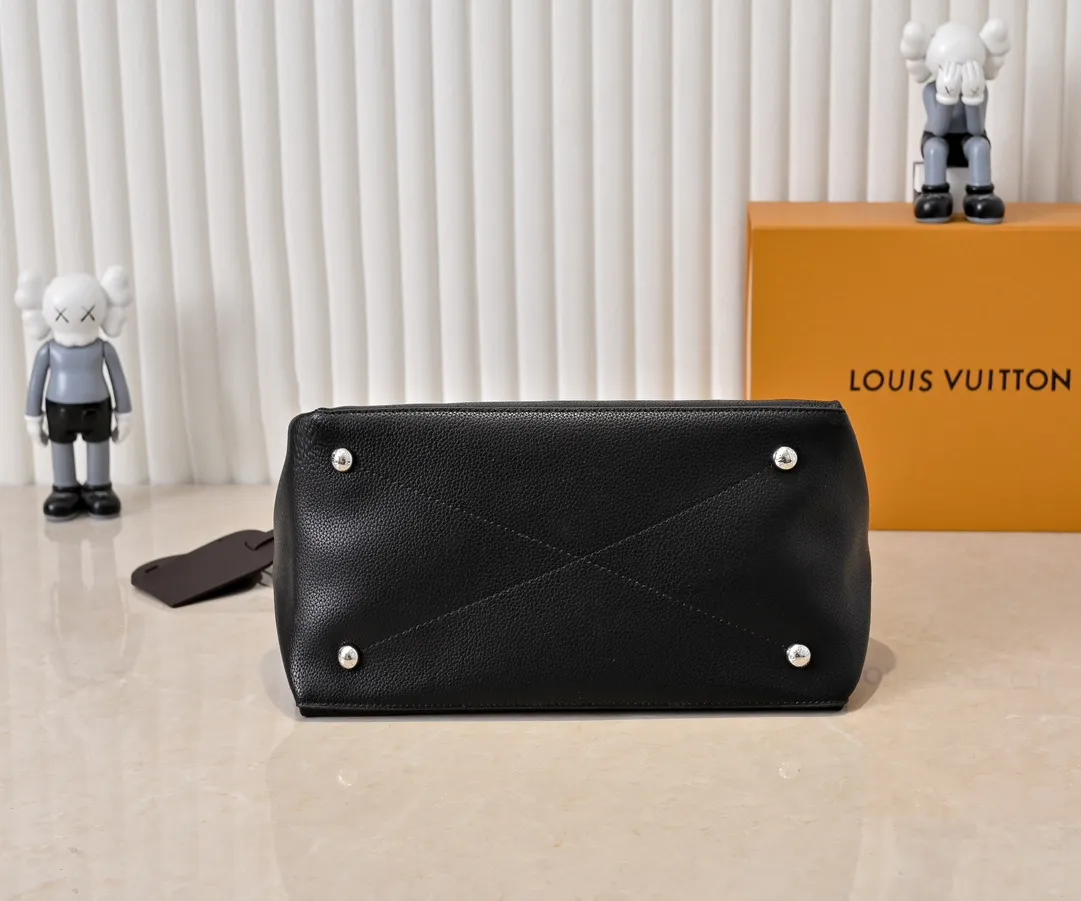 ¥300💰 Exclusive real shot-upgraded version ‼ ️💰 M56073 M56084 Beaubourg Hobo medium handbag is made of Monogram engraved and perforated calfskin, and the woven leather handle is hand-dyed to add a unique touch. The leather zipper pull and large LV lettering reveal the brand's style, and the detachable wide leather shoulder strap provides soft design for comfortable travel. 32 long, 26 high, 17cm wide