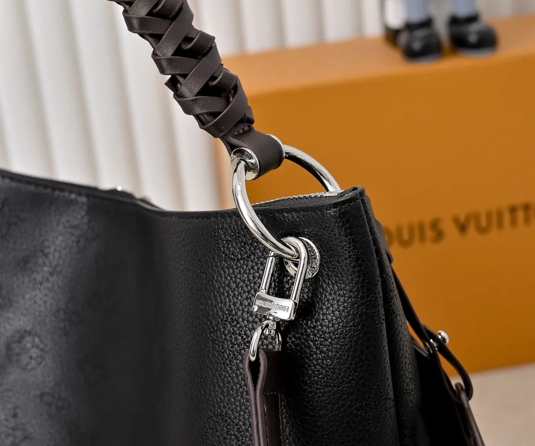 ¥300💰 Exclusive real shot-upgraded version ‼ ️💰 M56073 M56084 Beaubourg Hobo medium handbag is made of Monogram engraved and perforated calfskin, and the woven leather handle is hand-dyed to add a unique touch. The leather zipper pull and large LV lettering reveal the brand's style, and the detachable wide leather shoulder strap provides soft design for comfortable travel. 32 long, 26 high, 17cm wide