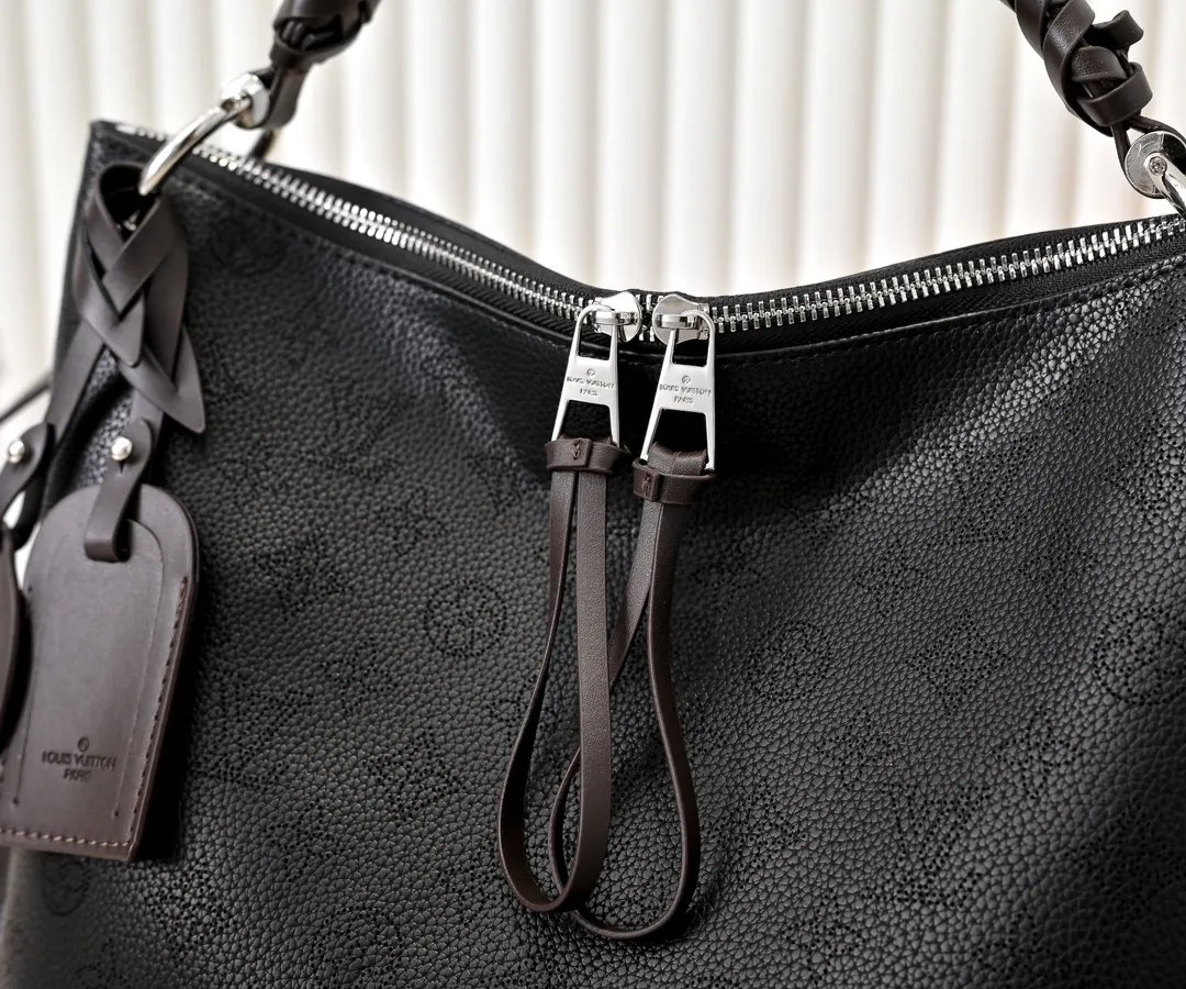 ¥300💰 Exclusive real shot-upgraded version ‼ ️💰 M56073 M56084 Beaubourg Hobo medium handbag is made of Monogram engraved and perforated calfskin, and the woven leather handle is hand-dyed to add a unique touch. The leather zipper pull and large LV lettering reveal the brand's style, and the detachable wide leather shoulder strap provides soft design for comfortable travel. 32 long, 26 high, 17cm wide