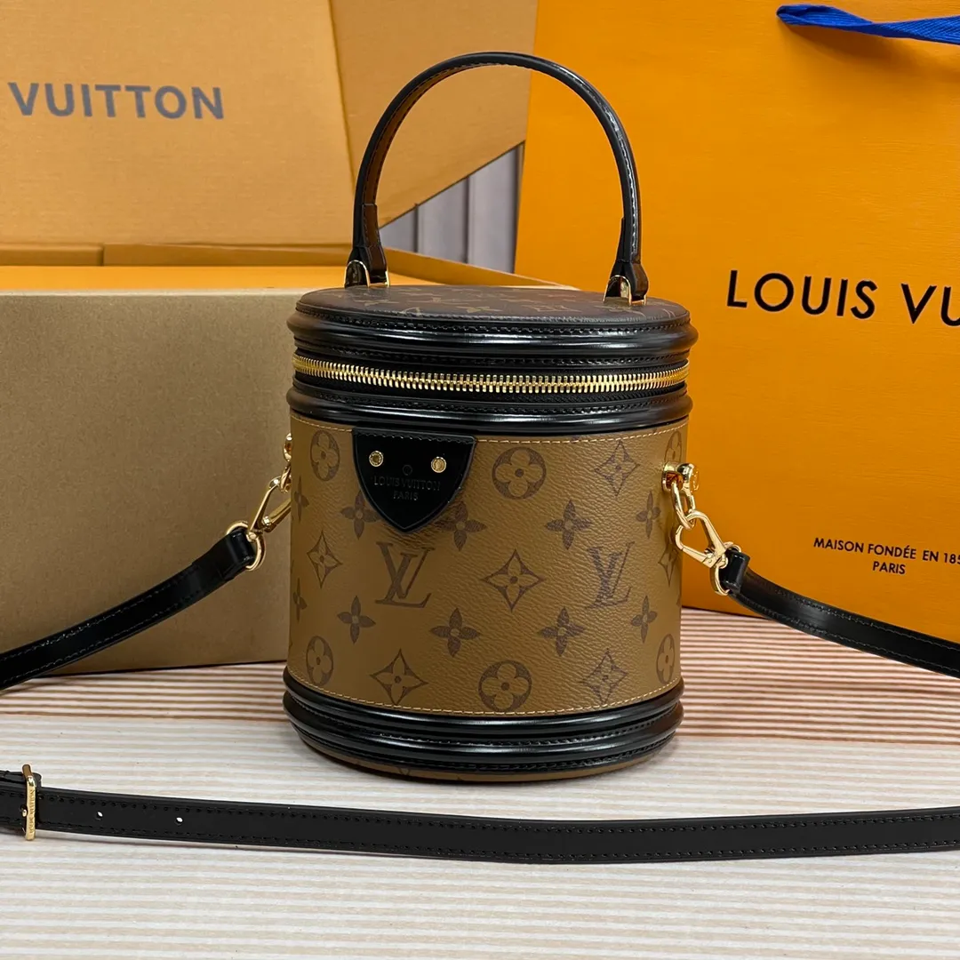 [Upgraded version] P660🐶Upgraded version. High quality, semi-steel hardware, M43986🐶with complete packaging❣️VANITY Handbag Drawing on the shape of the long-established LV Cannes cosmetic case, women's art director Nicolas Ghesquière recreates the classic charm of the past with this semi-rigid handbag. Small size, Monogram and Monogram Reverse coated canvas mixed fabric, full of traditional Louis Vuitton design, very elegant. Features a top handle and removable leather shoulder strap for multiple carrying options. Dimensions: 15.0x 17.0x 15.0 cm
