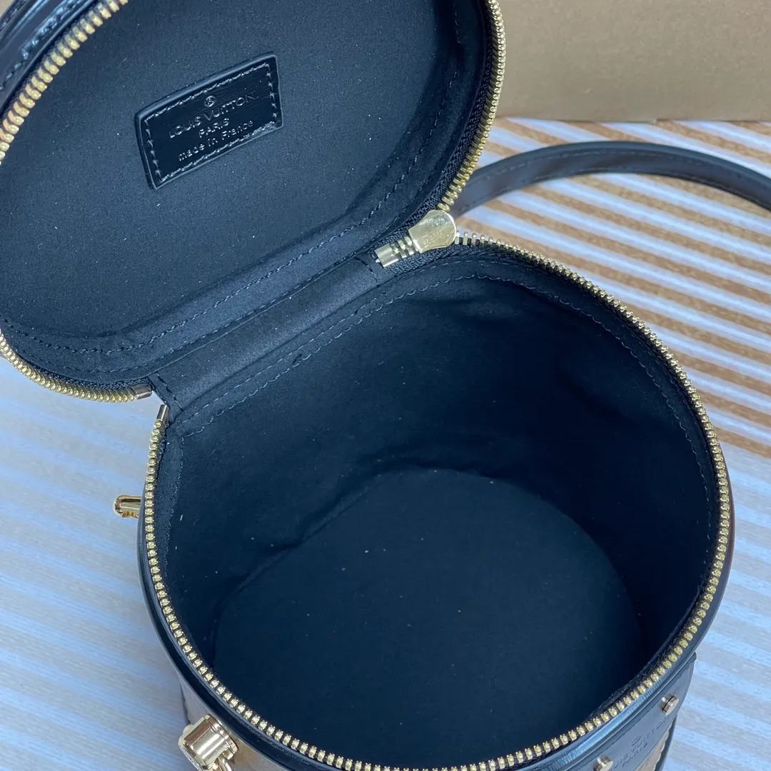 [Upgraded version] P660🐶Upgraded version. High quality, semi-steel hardware, M43986🐶with complete packaging❣️VANITY Handbag Drawing on the shape of the long-established LV Cannes cosmetic case, women's art director Nicolas Ghesquière recreates the classic charm of the past with this semi-rigid handbag. Small size, Monogram and Monogram Reverse coated canvas mixed fabric, full of traditional Louis Vuitton design, very elegant. Features a top handle and removable leather shoulder strap for multiple carrying options. Dimensions: 15.0x 17.0x 15.0 cm
