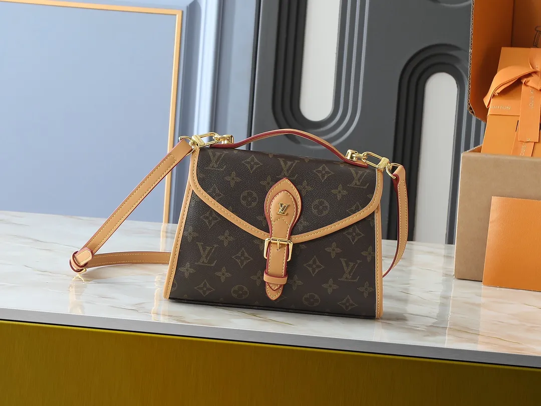 💰Large 120, Small 220💰Upgraded original version🍇 M44919 M51121 M51120 This retro and fashionable LV Ivy handbag is the focus of Nicolas Ghesquière’s 2020 early spring series fashion show. The design is inspired by Bel in 1994 The Air handbag is made of Monogram canvas and natural cowhide, exuding a "retro school bag" style. The leather opening and closing buckle is also embellished with LV logo and other fashionable new details. In addition to being carried by hand at fashion shows, the Monogr can also be carried hands-free using the shoulder strap. am coated canvas natural cowhide leather trim microfiber lining gold-tone hardware top carry handle detachable adjustable length shoulder strap leather fastening buckle with LV logo flap with buckle fastening inner patch pocket on the back Dimensions: large 29x24x10, small 23.5x18x9 cm