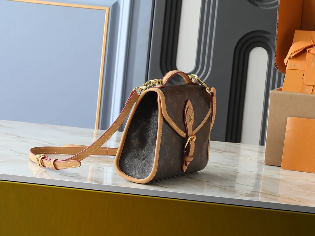 💰Large 120, Small 220💰Upgraded original version🍇 M44919 M51121 M51120 This retro and fashionable LV Ivy handbag is the focus of Nicolas Ghesquière’s 2020 early spring series fashion show. The design is inspired by Bel in 1994 The Air handbag is made of Monogram canvas and natural cowhide, exuding a "retro school bag" style. The leather opening and closing buckle is also embellished with LV logo and other fashionable new details. In addition to being carried by hand at fashion shows, the Monogr can also be carried hands-free using the shoulder strap. am coated canvas natural cowhide leather trim microfiber lining gold-tone hardware top carry handle detachable adjustable length shoulder strap leather fastening buckle with LV logo flap with buckle fastening inner patch pocket on the back Dimensions: large 29x24x10, small 23.5x18x9 cm